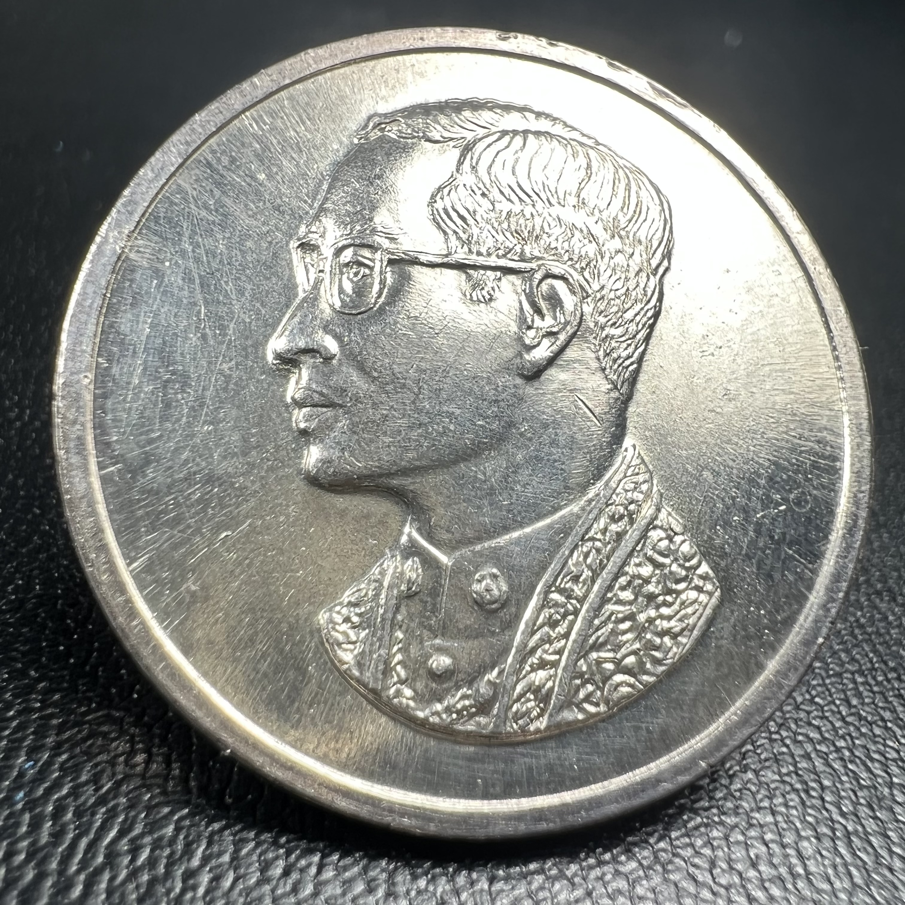 เหรียญพระบรมรูปคุ้มเกล้า รพ.ภูมิพล ปี2522 เนื้อเงิน พิมพ์ใหญ่ คัดสภาพสวยพร้อมซองบรรจุเดิม(ในหลวงรัชกาลที่9 ทรงจุดไฟพระฤกษ์และเททอง พิธีใหญ่)ยอดนิยม