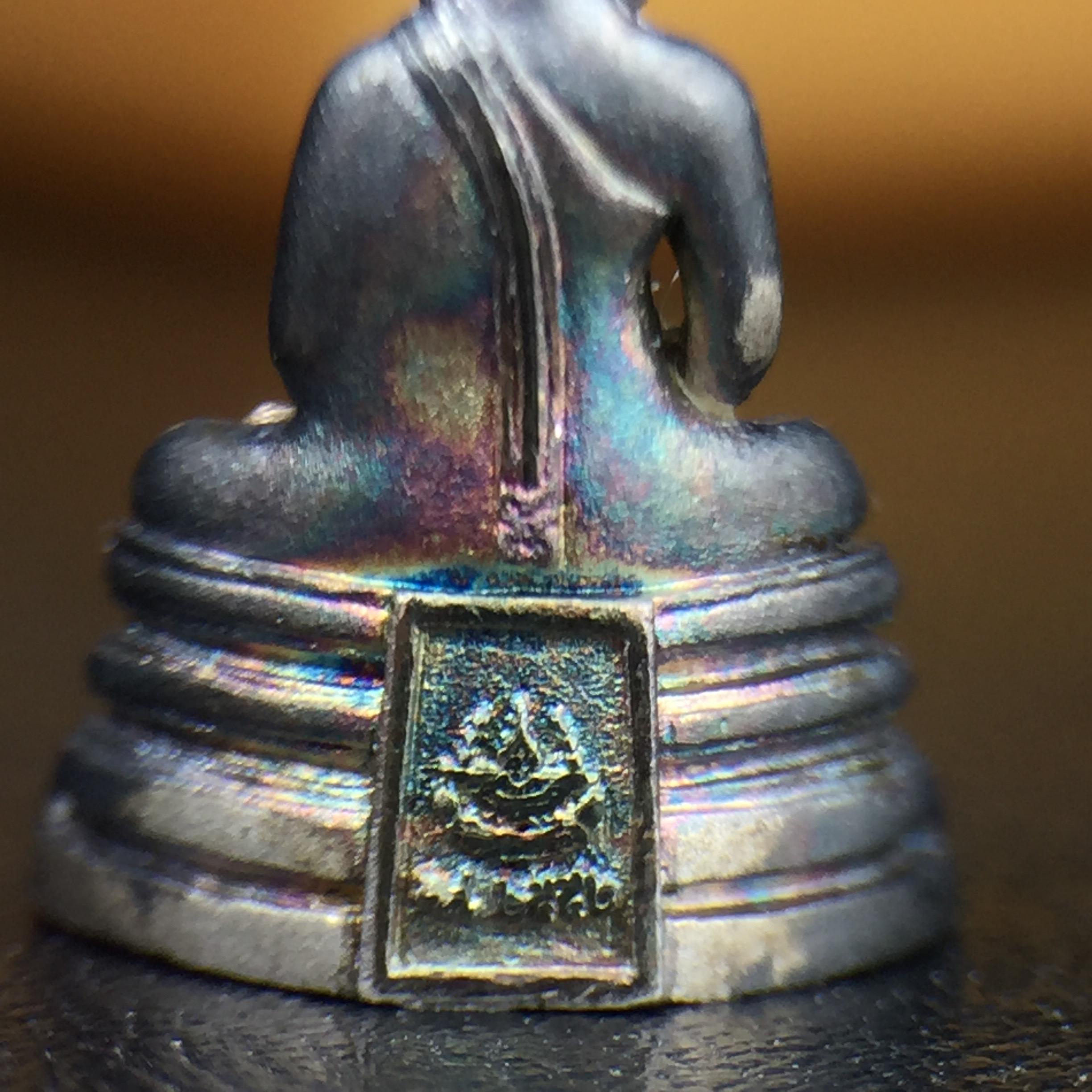 พระพุทธโสธร คุ้มเกล้าฯ ภปร.(ใต้ร่มพระบารมี คุ้มเกล้า) 60ปี รพ.ภูมิพลฯ พ.ศ.2552 เนื้อเงิน ชุบทองคำขาว(พิมพ์เล็กขนาด 11.5*10.5 มม.)เนื้อเงินผิวเดิมกลับดำขึ้นสีรุ้งเข้มขลังงดงามธรรมชาติสร้างสรรค์ สภาพสวยเดิมพร้อมกล่องบรรจุเดิม ตอกโค๊ดหมายเลขกำกับ