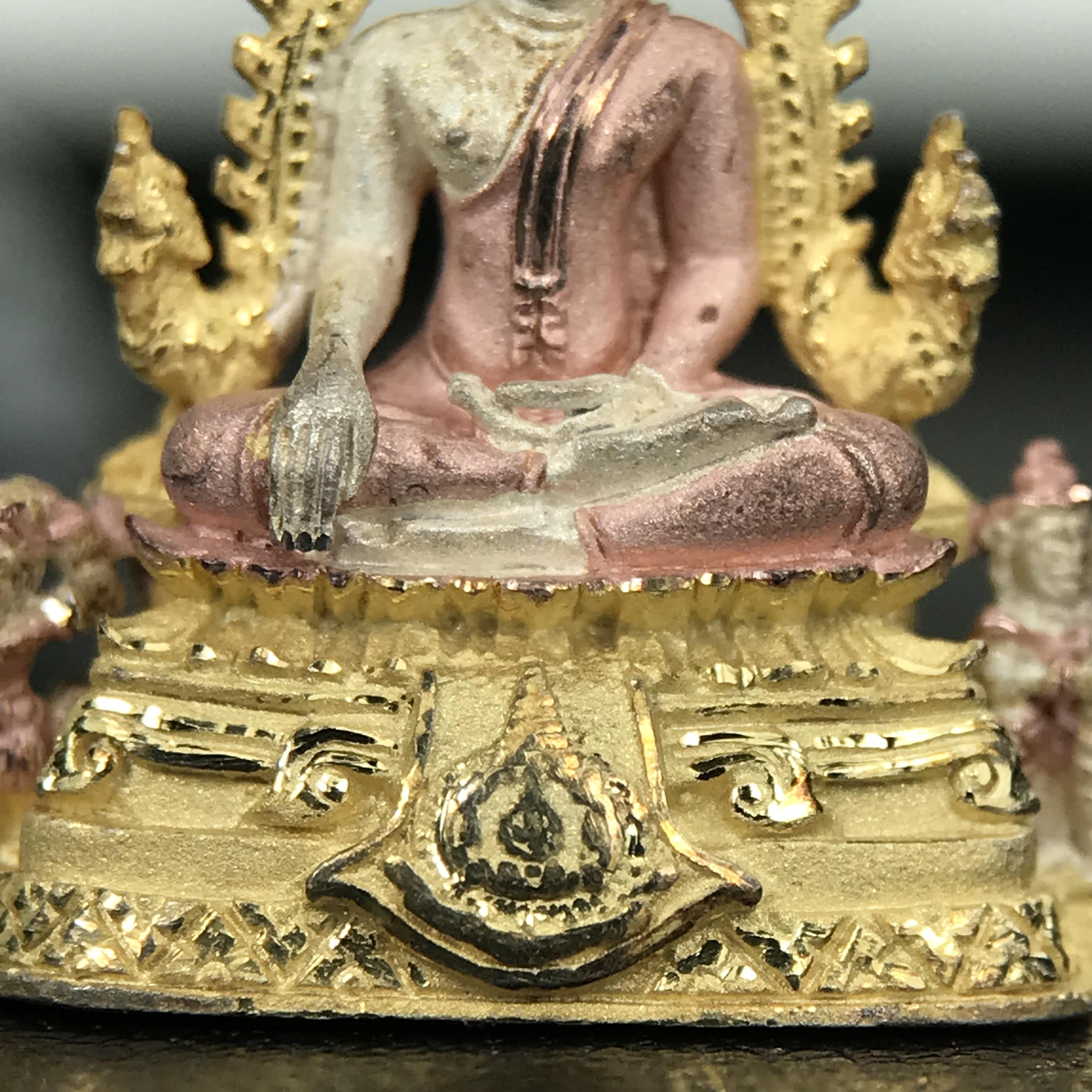 พระพุทธชินราช ภปร. ในวโรกาสพระราชพิธีมหามงคล เฉลิมพระชนมายุ6รอบ 5ธันวาคม2542 มูลนิธิพิทักษ์ดวงตาประชาชน จัดสร้าง เนื้อเงินบริสุทธิ์ 99.9% แบบสามกษัตริย์ขัดเงาบางส่วน พิมพ์กลาง ขนาดสูง 2.4 ซม. พร้อมกล่องบรรจุเดิม