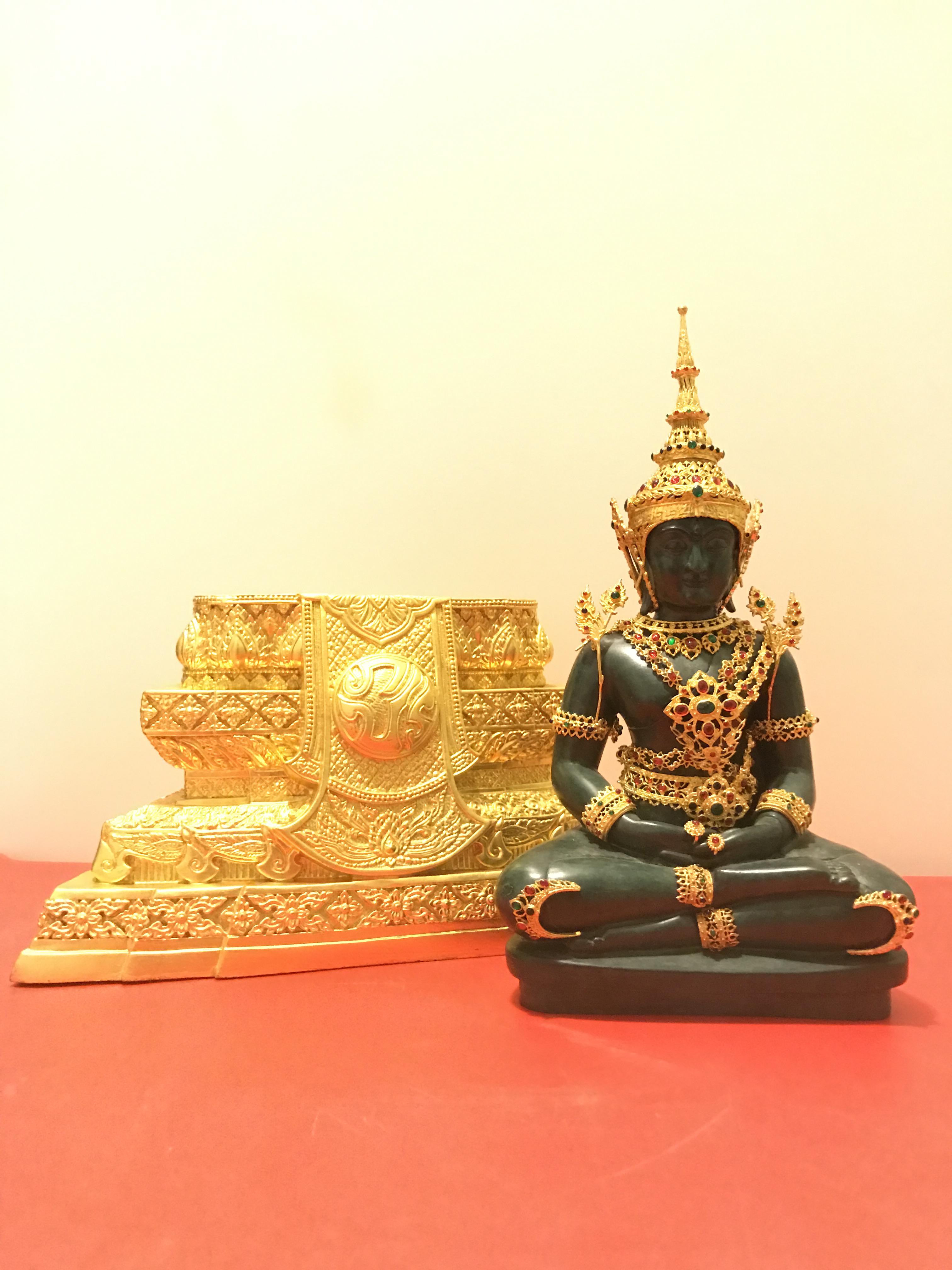 พระพุทธมหามณีรัตนปฏิมากร จำลอง (พระแก้วมรกต) ขนาดบูชาหน้าตัก 5 นิ้ว ตราสัญลักษณ์ ภ.ป.ร. รุ่นแรก ปี2547 เนื้อนวโลหะเคลือบสีเขียว(เครื่องทรงนวโลหะชุบทองไมครอน)