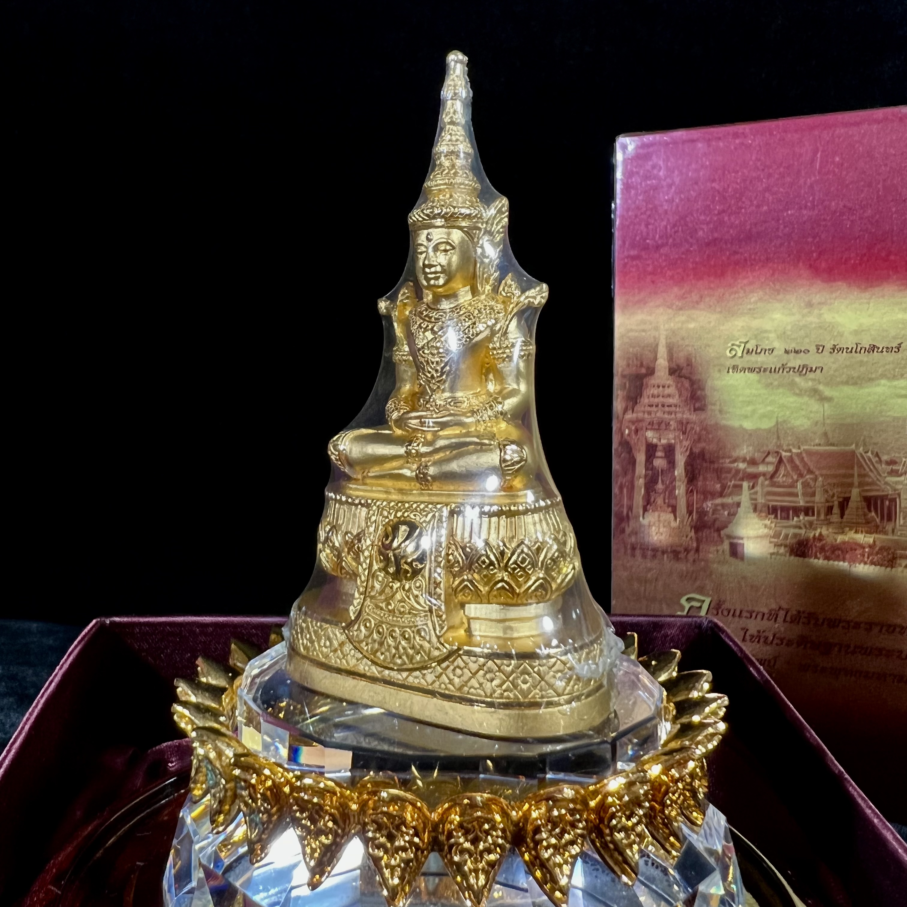 พระแก้วมรกต ภปร.(รุ่นแรก) ปี2545 รุ่นฉลองกรุงรัตนโกสินทร์ครบ 220 ปี หล่อลอยองค์ เนื้อทองคำบริสุทธิ์99.99% ขนาดบูชา 50*90 มม. พร้อมฐานวางครอบแก้วเดิมกล่องบรรจุเดิมครบสมบูรณ์(สวยงามและหายากมาก)(1ใน1000องค์)