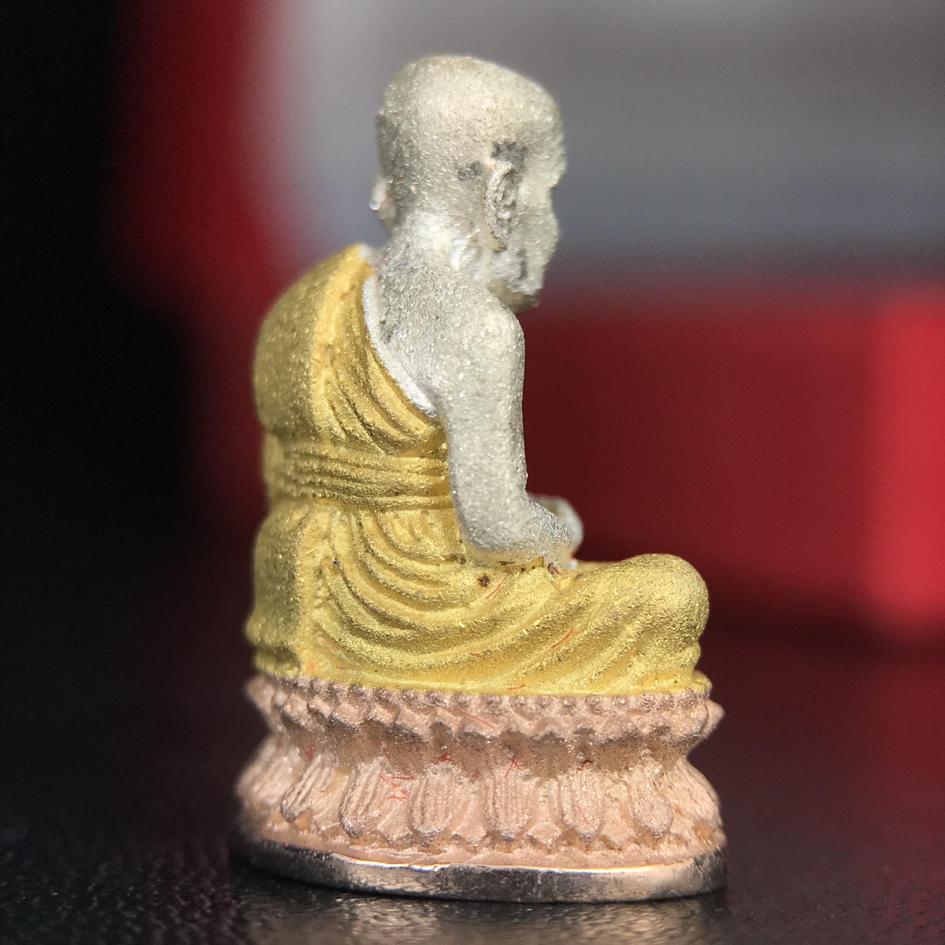 สมเด็จหลวงปู่ทวด วัดช้างให้ รุ่น เฉลิมพระเกียรติ ตราสัญลักษณ์ มวก. พิมพ์ลอยองค์เนื้อเงิน-สามกษัตริย์ ปี 2544 พิธีพุทธาภิเษกใหญ่ ณ อุโบสถวัดช้างให้และอุโบสถวัดพระศรีรัตนศาสดาราม ( วัดพระแก้ว )โดยนิมนต์เกจิชื่อดังสายใต้ทั้งหมดจำนวน 108 รูป