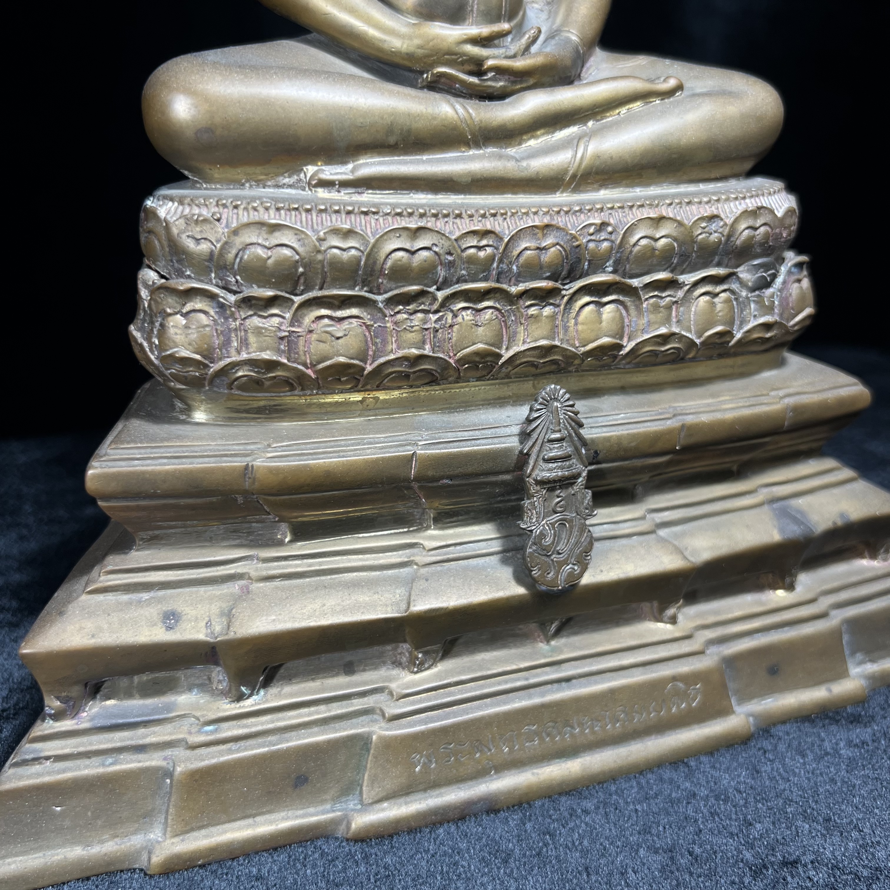 พระพุทธคมนาคมบพิธ (พระพุทธสิหิงค์จำลอง) ภปร. ครบรอบ 84 ปี กระทรวงคมนาคม พ.ศ.2539 หน้าตัก 5 นิ้ว เนื้อลำอู่แดง(หายาก)