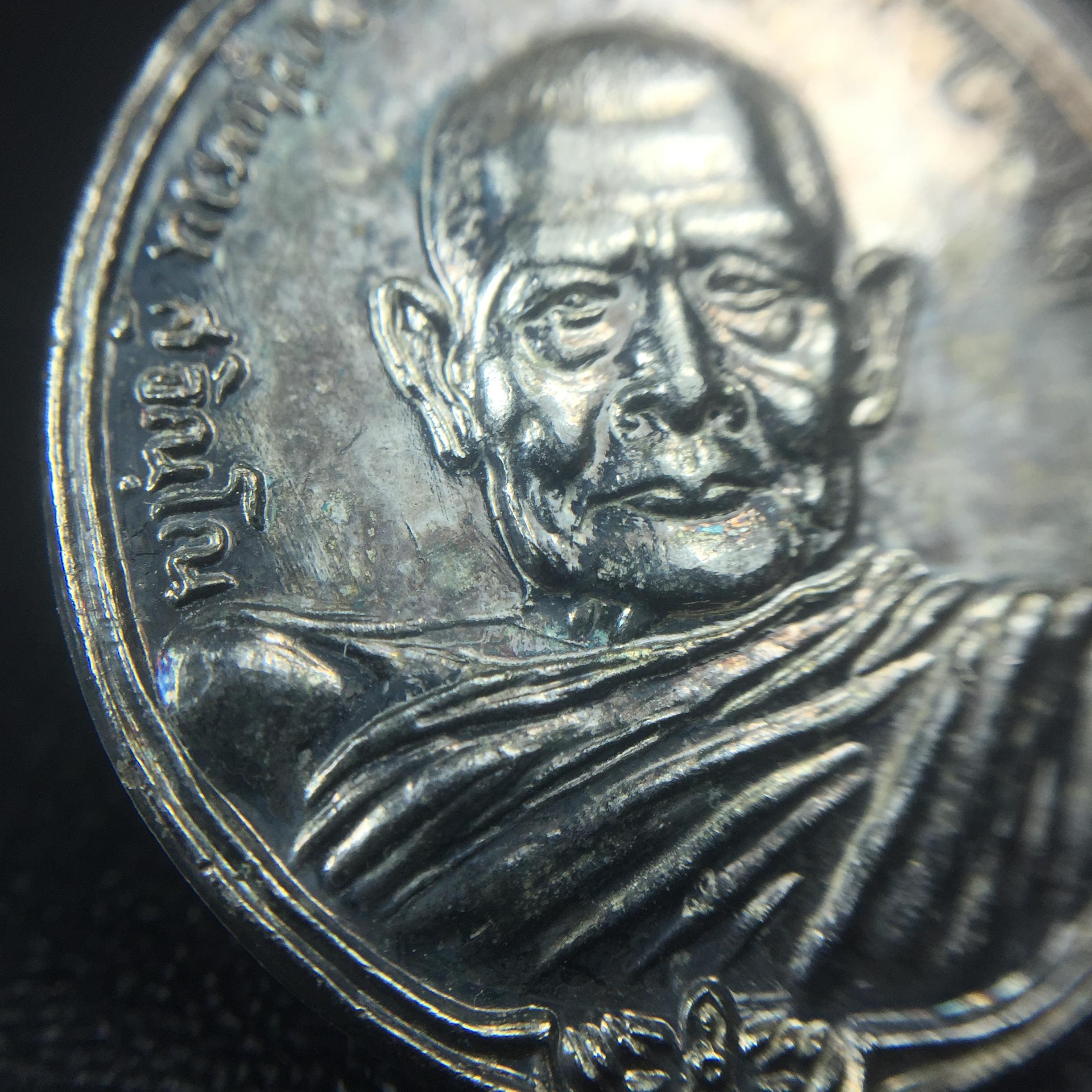 หลวงปู่แหวน วัดดอยแม่ปั๋ง รุ่นสร้างตึกโรงพยาบาล ปี 2521 หลัง ภปร.(ใหญ่) เนื้อกะไหล่เงิน(คัดสวยสภาพผิวเดิมสวยครบสมบูรณ์)