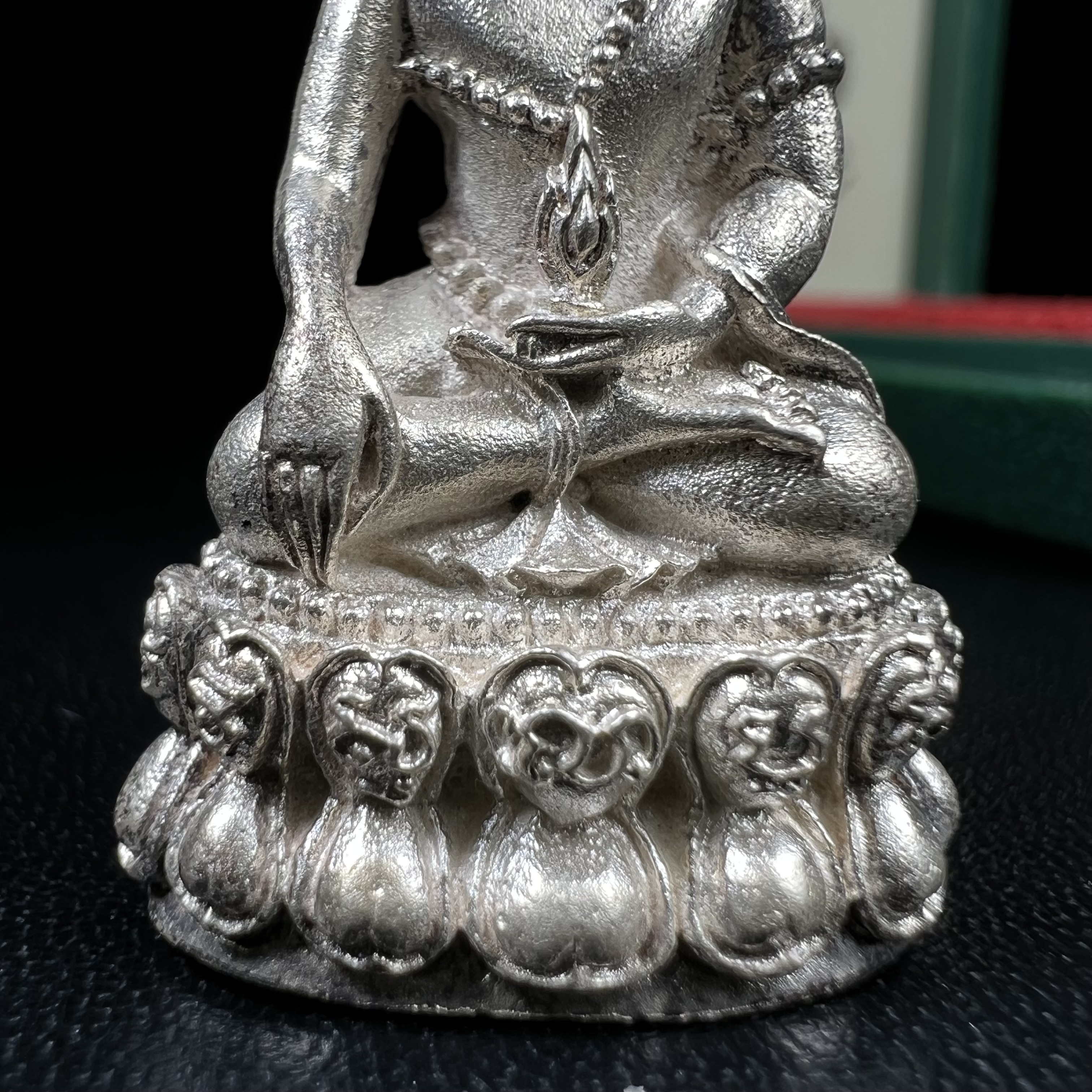 พระกริ่งวาสนาสมเด็จพระสังฆราช(วาสน์)วัดราชบพิธฯ ปี2531 เนื้อเงิน สร้างเป็นที่ระลึกในคราวที่สมเด็จพระอริยวงศาคตญาณ สมเด็จพระสังฆราช(วาสน์ วาสโน)มีพระชนมายุครบ90พรรษา(ในหลวง ร.9 เสด็จในพิธี)งานแกะแม่พิมพ์โดย นายช่างเกษม มงคลเจริญ)(1 ใน 191 องค์)หายาก