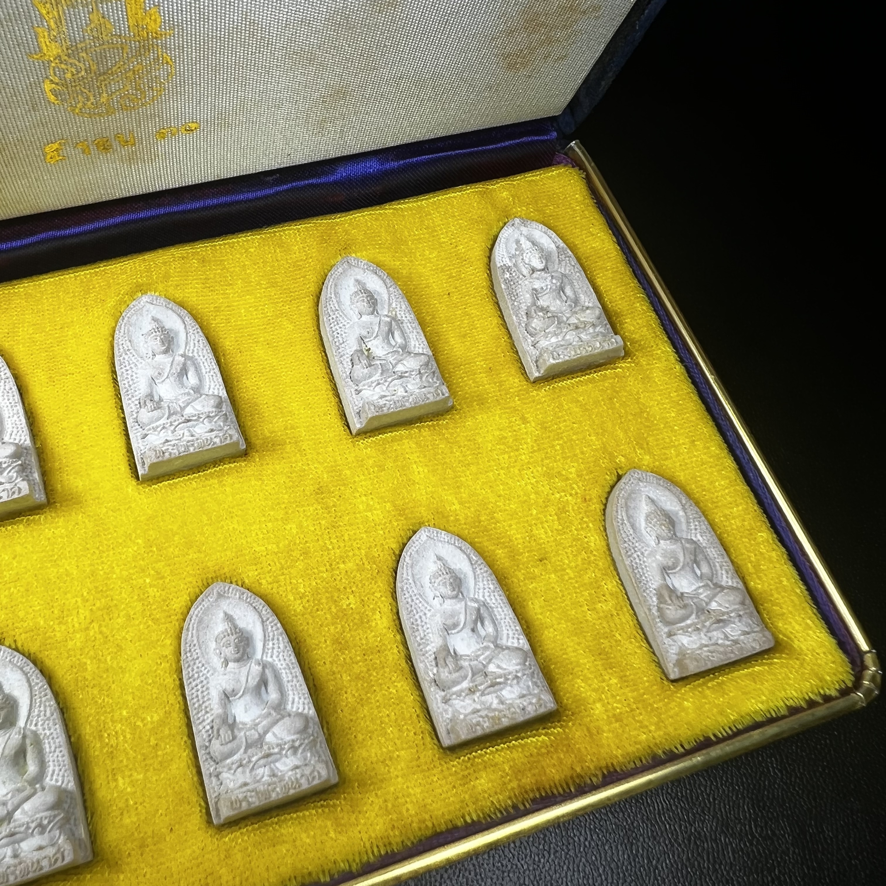 พระไพรีพินาศ ภปร. ครบ 5 รอบ ในหลวงรัชกาลที่ 9 ปี 2530(เนื้อผงพิมพ์ใหญ่) ชุดกรรมการ บรรจุจำนวน 10 องค์ ในกล่อง ตราสัญลักษณ์ ภปร.(ในหลวงรัชกาลที่9เสด็จในพิธีเจิมพระสุหร่าย)พระดี พิธีใหญ่ ประกอบพิธีพุทธาภิเษกพร้อมกับพิธีพระกริ่งปวเรศ ปี2530 วัดบวรนิเวศวิหาร