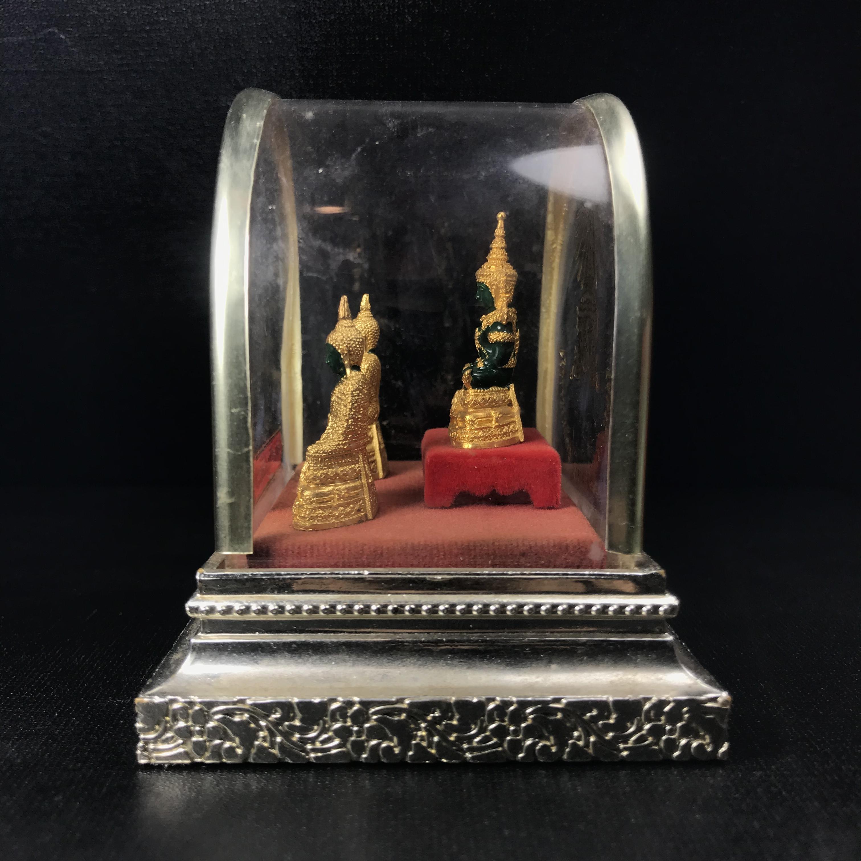 พระพุทธมหามณีรัตนปฏิมากร(พระแก้วมรกต) วัดพระศรีรัตนศาสดาราม สำนักพระราชวัง จัดสร้าง พิมพ์ทรงเครื่อง 3 ฤดู(ร้อน ฝน หนาว) หน้าตัก 1 นิ้วพร้อมครอบตู้เดิม(บรรจุมวลสารใต้ฐาน)