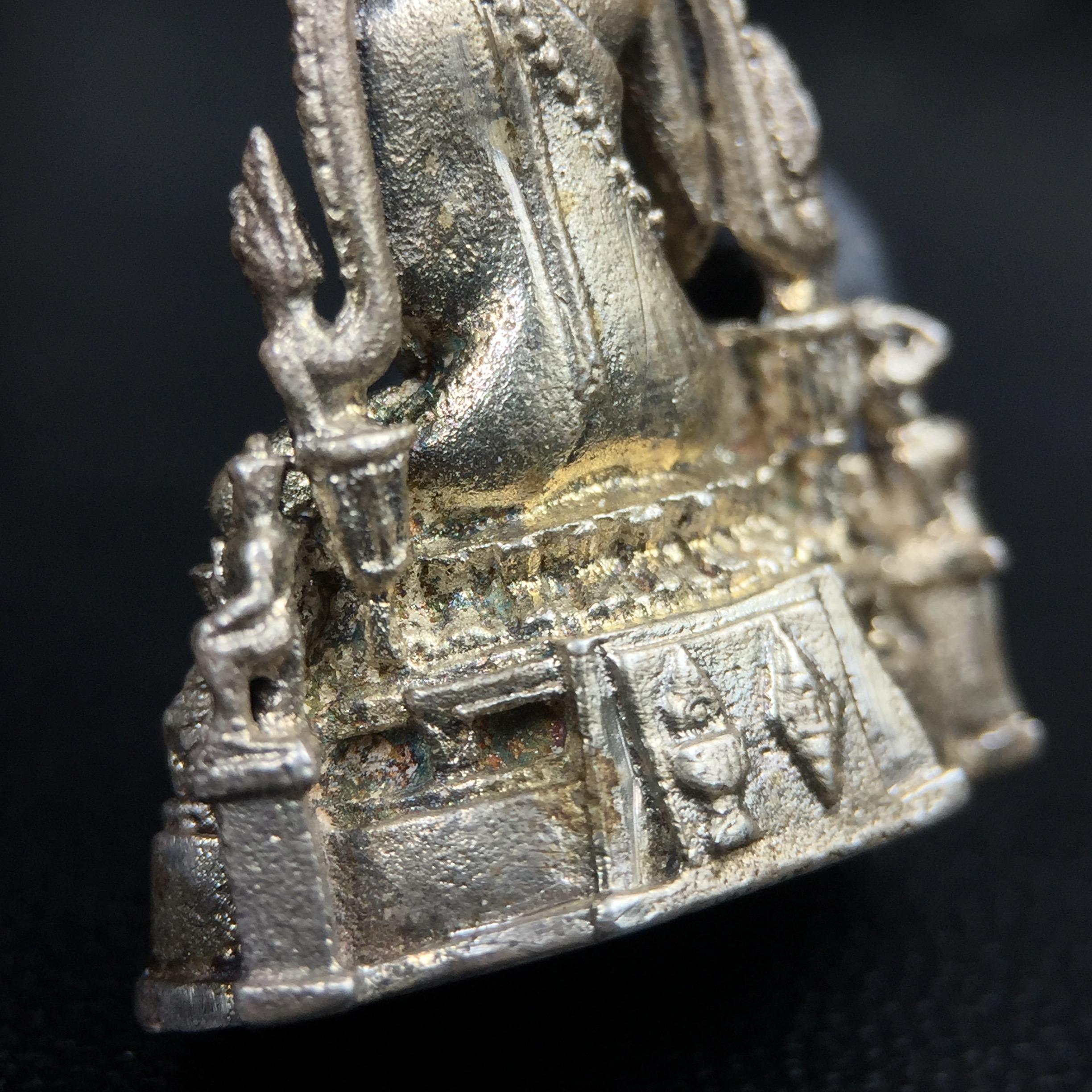 พระกริ่งพุทธชินราช รุ่นพระมาลาเบี่ยง ปี พ.ศ.2520 (รุ่นแรก รุ่นเดียว) วัดพระศรีรัตนมหาธาตุ พิษณุโลก ปี 2520 พิมพ์ใหญ่เนื้อเงิน(ผิวเดิมสวยติดรุ้งนิดๆผิวขึ้นน้ำทองสวยมีเสน่ห์ตามกาลเวลา)พิธีใหญ่ เกจิในยุคร่วมเสกมากมาย(องค์หมายเลขสวย เลขเบิ้น เลขคู่ ๕๕๓๓)