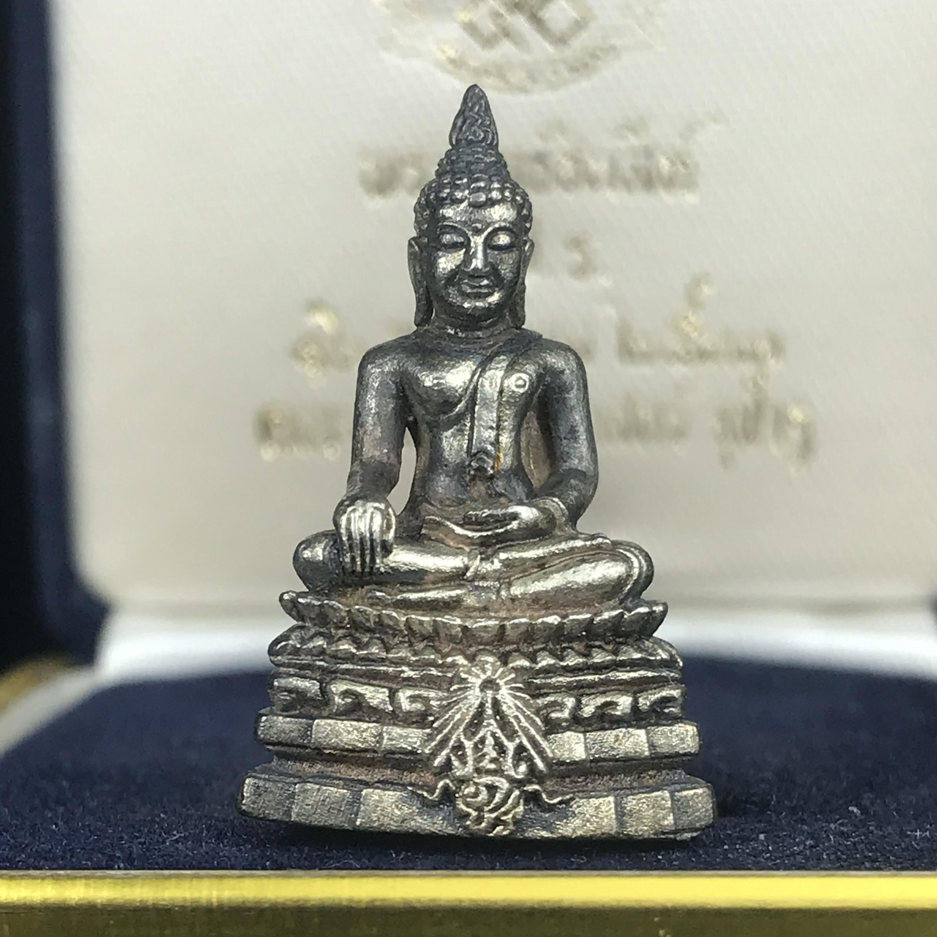 พระกริ่งพระพุทธชินสีห์ ภปร ทันโตเสฏโฐ ปี 2533 เนื้อเงิน (วัตถุมงคลหนึ่งเดียวที่บรรจุพระทนต์(ฟัน)ในหลวงรัชกาลที่9 พระราชทานให้จัดสร้าง)(1ใน1999องค์)