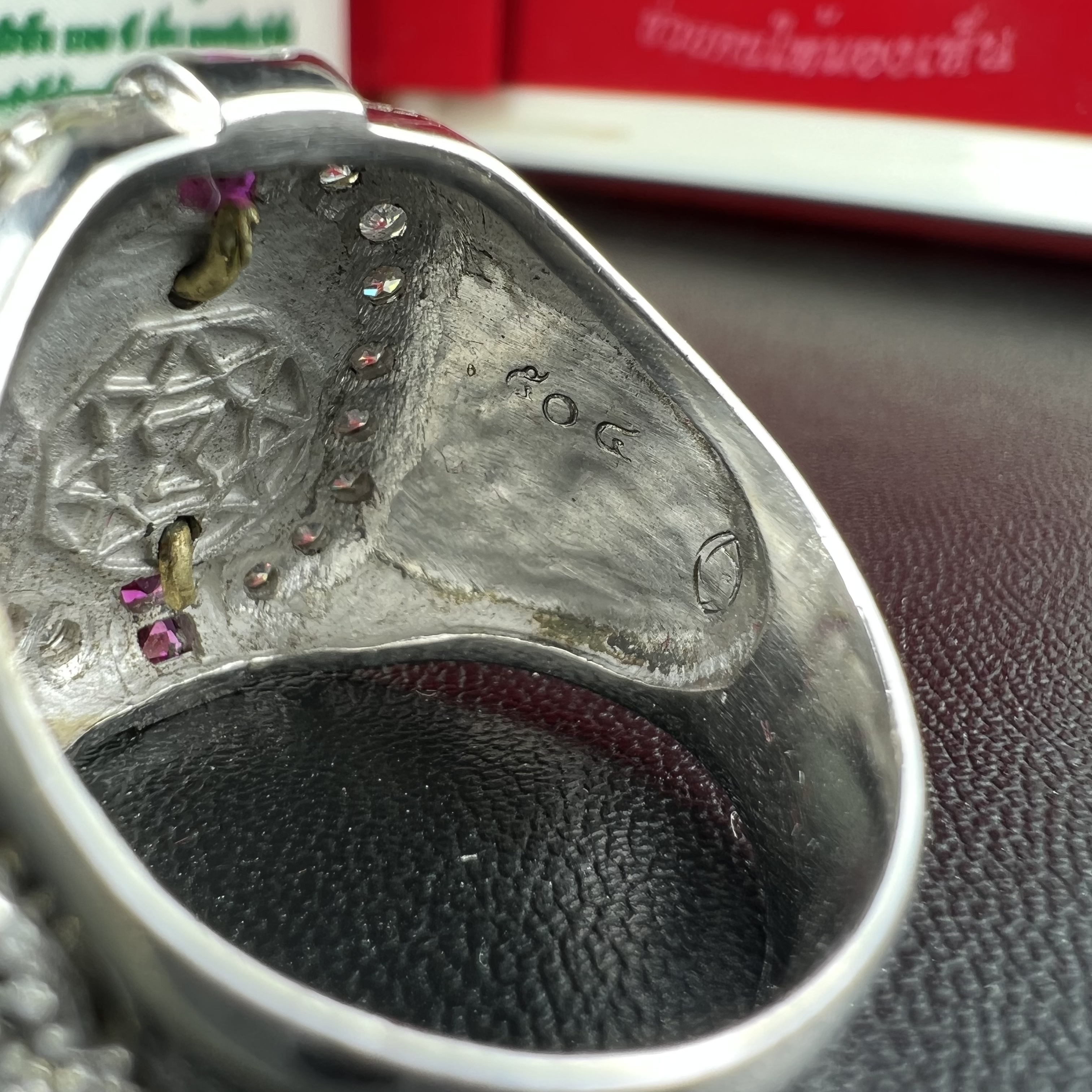 แหวนพระพุทธชินราช ภปร. ในวโรกาสเฉลิมพระชนมายุ6รอบ 5ธันวาคม2542 มูลนิธิพิทักษ์ดวงตาประชาชน จัดสร้าง แหวนเนื้อเงินเคลือบทองคำบริสุทธิ์ประดับเพชร CZ เกรดนอก ตอกโค๊ตและหมายเลข 504(ผลรวมได้ 9 เลขมหามงคลเจริญก้าวหน้าในทุกด้าน) พร้อมกล่องบรรจุเดิมครบ(หายาก)