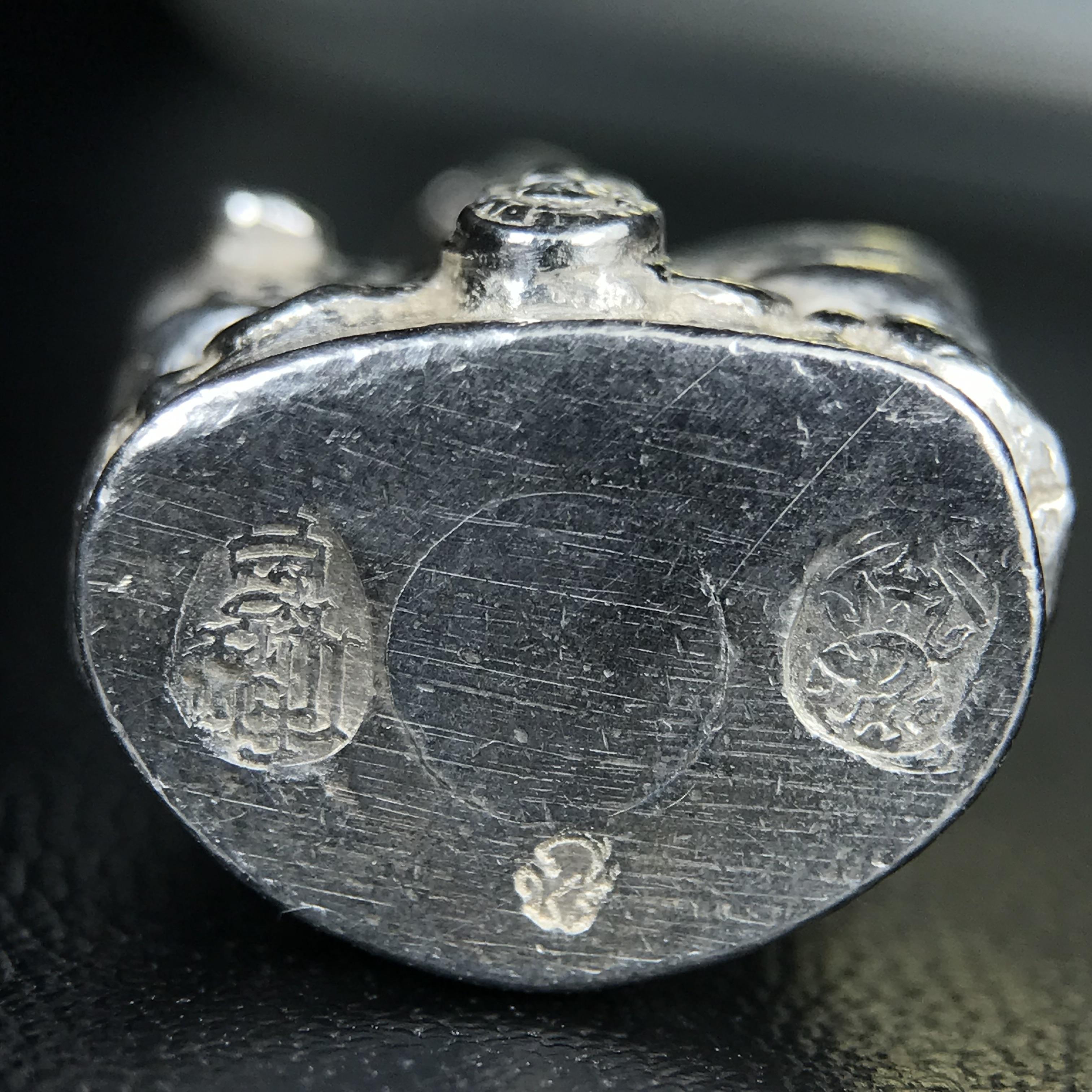 พระกริ่งไพรีพินาศ รุ่น ภปร. ราชวิทยาลัย ปี 2535 เนื้อเงิน(สภาพผิวขาวสวยใส)(ตอกโค้ดพระนามย่อ ญสส ใต้เศวตรฉัตร และ พระปรมาภิไธยย่อ ภปร.) ปลุกเสกโดยหลวงพ่อเปิ่น วัดบางพระและสมเด็จพระญาณสังวร สมเด็จพระสังฆราช วัดบวรนิเวศวิหาร(1 ใน 2535 องค์)