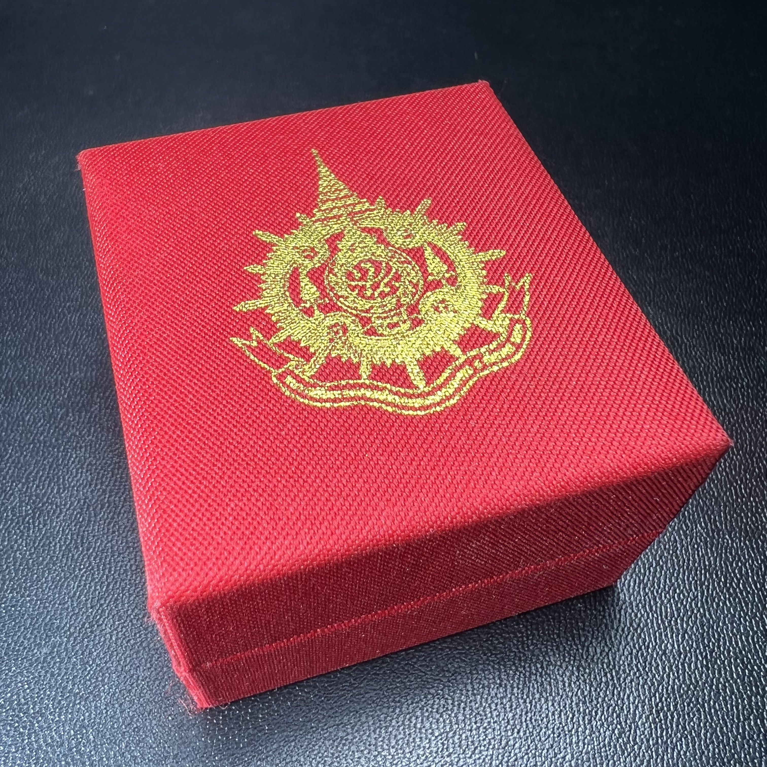 พระกริ่งไพรีพินาศ เฉลิมพระเกียรติ พระบาทสมเด็จพระเจ้าอยู่หัวรัชกาลที่9 พระชนมพรรษา 6 รอบ ปี2542 เนื้อนวโลหะผสมทองคำ(บรรจุเหล็กไหล)ดีนอก-ดีใน