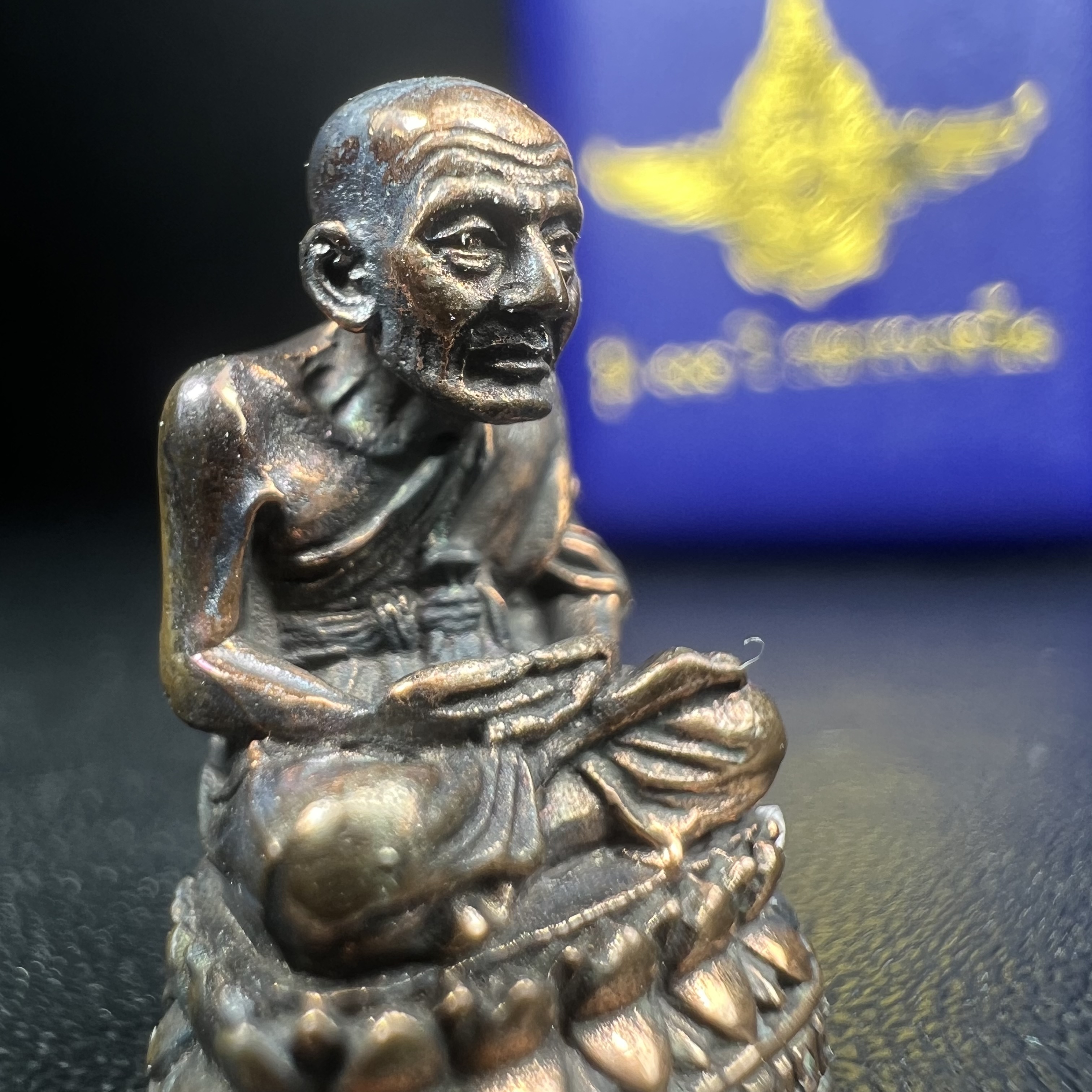 รูปเหมือนหล่อลอยองค์หลวงปู่ทวด รุ่น 111ปี กระทรวงกลาโหม เนื้อนวโลหะรมดำ-ปัดเงา ปี2540 พิธีใหญ่ เข้มขลัง นิยม พร้อมกล่องบรรจุเดิม(คัดสภาพสวยผิวเทพๆผิวรุ้งๆ)ทั้งพิธีทั้งพุทธศิลป์ทรงคุณค่าอีกหนึ่งรุ่นยอดนิยม