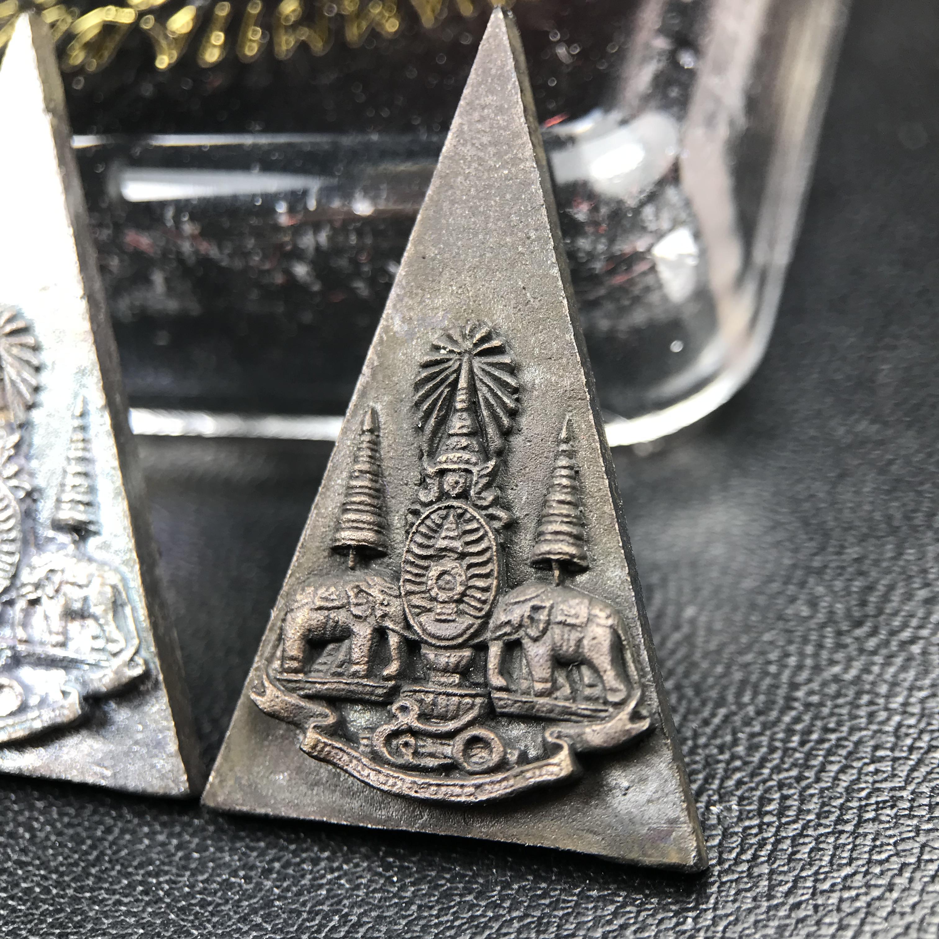 พระกำลังแผ่นดิน (สมเด็จจิตรลดา2) จัดสร้างเฉลิมพระเกียรติ ร.9 ครองราชย์ 50 ปี 2539 เนื้อเงิน(ผิวเดิมกลับดำ รุ้งๆสวย)+เนื้อนวโลหะ(สร้างน้อยหายาก)พร้อมกล่องบรรจุเดิมครบสมบูรณ์(1ใน2539องค์)