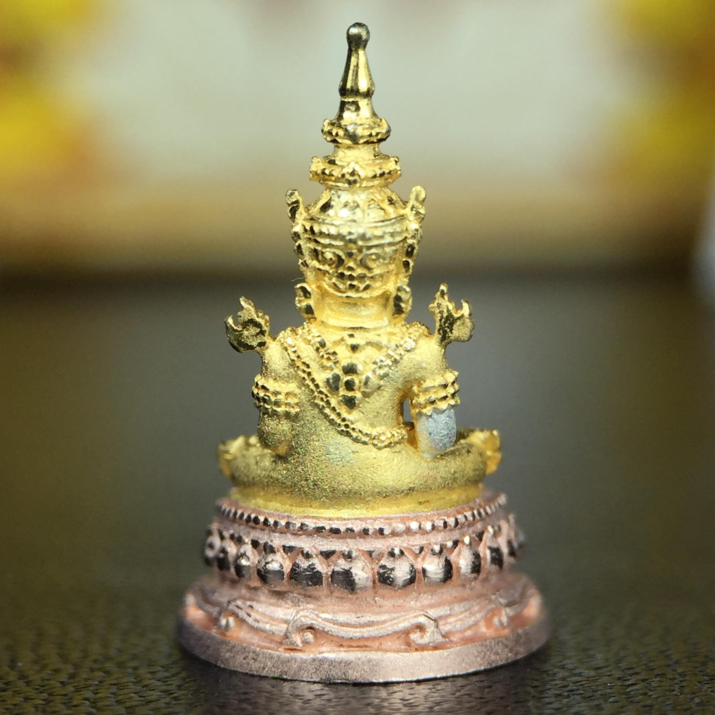 พระแก้วมรกต(จำลอง)ลอยองค์ ขนาดหน้าตัก 1/4 นิ้ว ทรงเครื่องฤดูร้อน เนื้อเงินสามกษัตริย์ ตราสัญลักษณ์ฉลองสิริราชสมบัติครบ 60 ปี พ.ศ.2549(สภาพสวย ครบ สมบูรณ์)