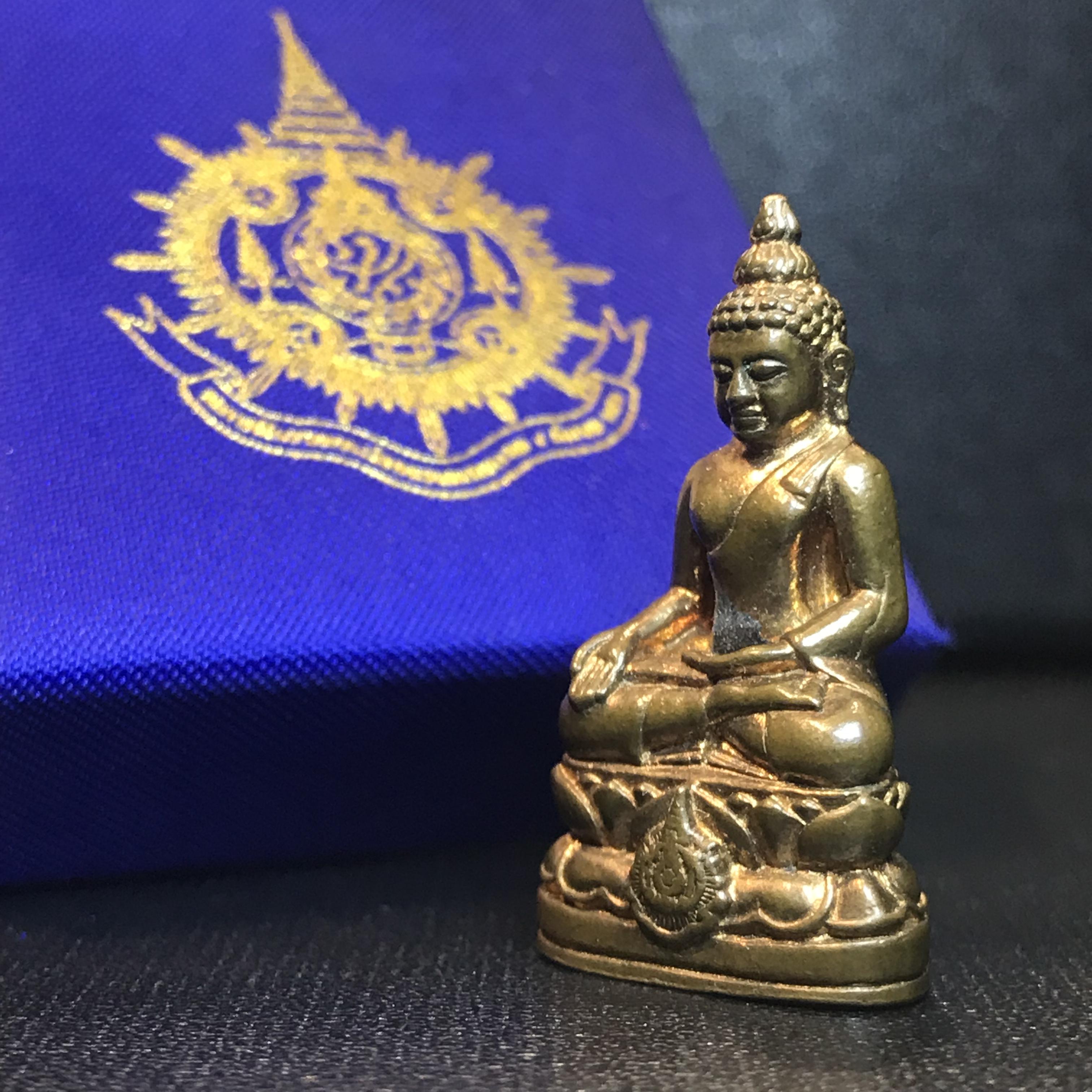 พระกริ่งไพรีพินาศ เฉลิมพระเกียรติ พระบาทสมเด็จพระเจ้าอยู่หัวรัชกาลที่9 พระชนมพรรษา 6 รอบ ปี2542เนื้อสัมฤทธิ์(บรรจุเหล็กไหล)ดีนอก-ดีใน