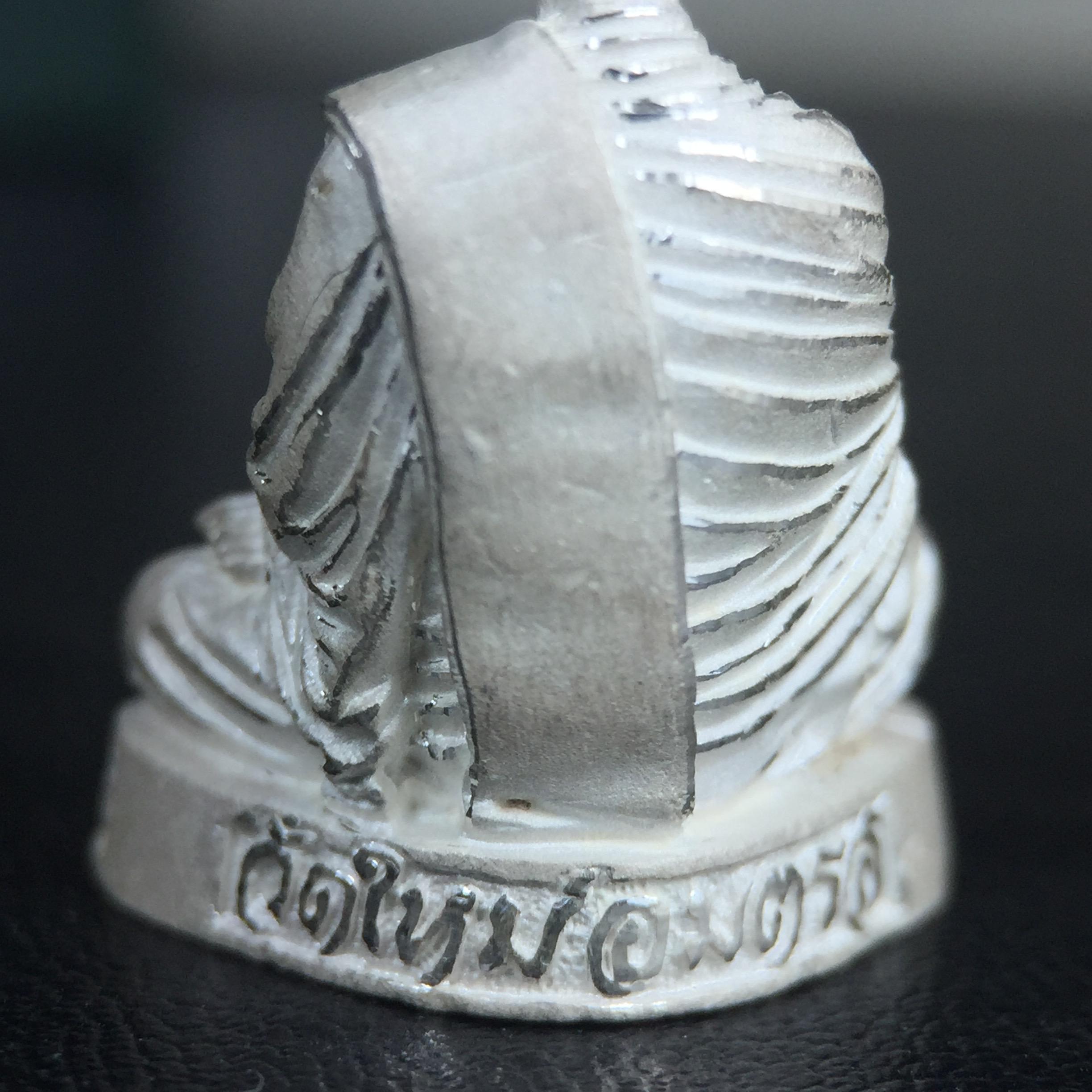 รูปเหมือนสมเด็จพระพุฒาจารย์ (โต พรหมรังสี)วัดใหม่อมตรส บางขุนพรหม ปี2540 รุ่นกาญจนาภิเษก จัดสร้างในวโรกาสที่รัชกาลที่ 9 ทรงครองสิริราชสมบัติ ครบ 50ปี ลอยองค์พิมพ์ใหญ่ เนื้อเงินบริสุทธิ์ 99.9% แบบทรายนวลขัดเงาบางส่วน พร้อมกล่องใบรับรองเดิมครบ