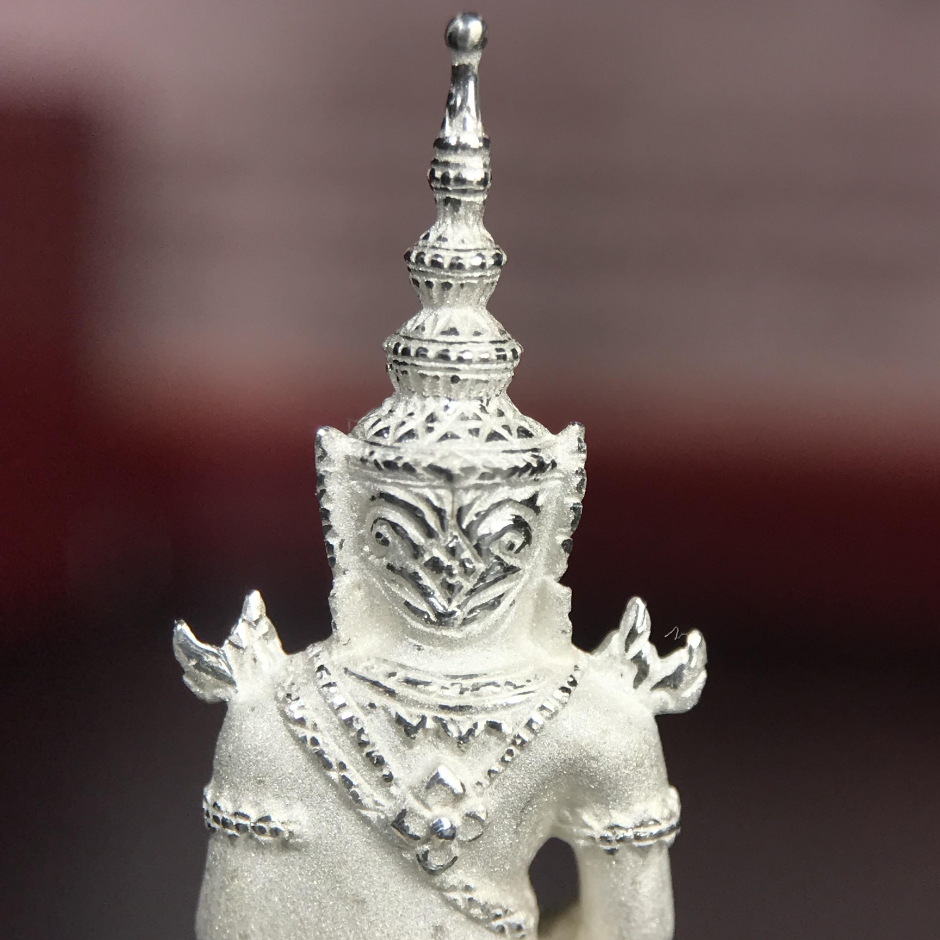 พระแก้วมรกต ภปร.(รุ่นแรก) ปี2545 จัดสร้างในมหาวโรกาส พระบาทสมเด็จพระเจ้าอยู่หัวรัชกาลที่ 9 ครบรอบ 75 พรรษา และฉลองกรุงรัตนโกสินทร์ครบ 220 ปี พิมพ์ลอยองค์ใหญ่ เนื้อเงินบริสุทธิ์ 92.5% ขนาด 19*35 มม. พร้อมกล่องบรรจุเดิม สวยครบสมบูรณ์(องค์หมายเลขคู่สวย ๔๔๗๗)