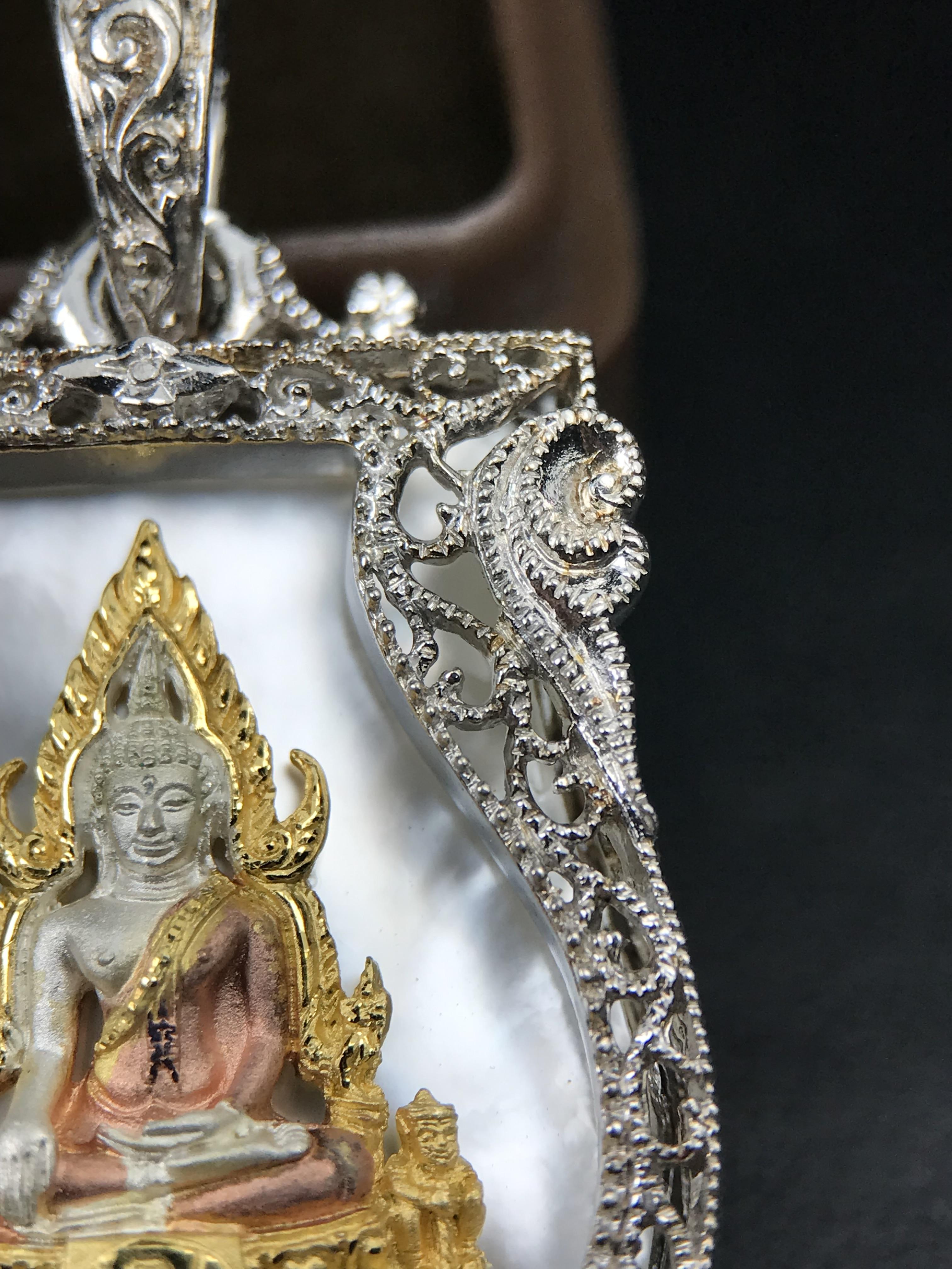 พระพุทธชินราช ภปร. โครงการ "เพราะแผ่นดินนี้ คือ แผ่นดินเกิด" ปี2548(รุ่นแรก) เหรียญทรงเสมา ขนาด 21 x 29 มม.เนื้อเงินสามกษัตริย์ องค์พระชุบสามกษัตริย์ ล้อมด้วยกรอบเงินชุบทองคำขาวสลักเสลาเป็นลวดลายละเอียดอ่อน ส่วนพื้นองค์พระเป็นเปลือกหอยมุขงดงาม