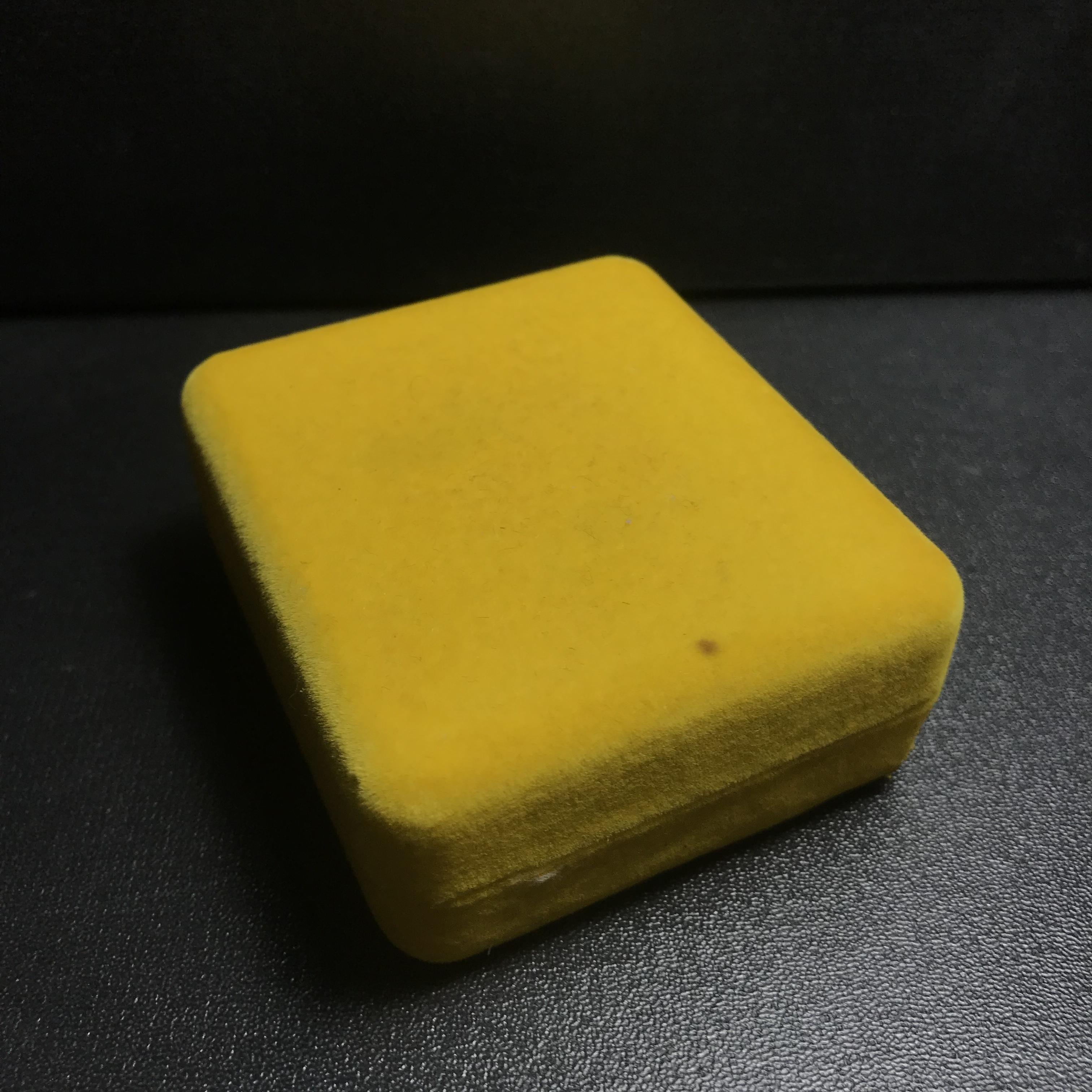 เหรียญพระบาทสมเด็จพระเจ้าอยู่หัว รัชกาลที่9ประทับนั่งบัลลังก์ กระทรวงมหาดไทยจัดสร้าง ปี2539 เนื้อเงินกล่องบรรจุเดิมสภาพสวย เนื้อเงินผิวเดิมขึ้นสีรุ้งธรรมชาติ แบบนิยม หายาก