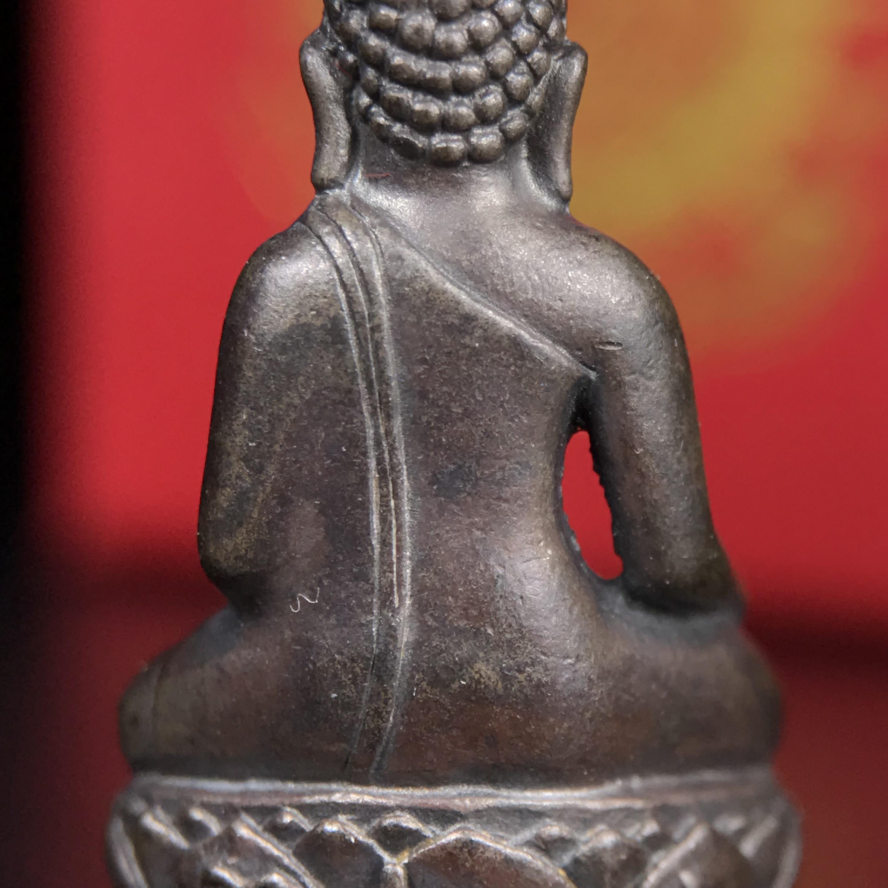 พระกริ่งไพรีพินาศ บรรจุเหล็กไหล ครั้งแรกและครั้งเดียวในประวัติศาสตร์ เฉลิมพระเกียรติ พระบาทสมเด็จพระเจ้าอยู่หัวรัชกาลที่9 พระชนมพรรษา 6 รอบ ปี2542 เนื้อนวโลหะผสมทองคำ(บรรจุเหล็กไหล)ดีนอก-ดีใน พิธีใหญ่ มวลสารเด่น (หายาก)