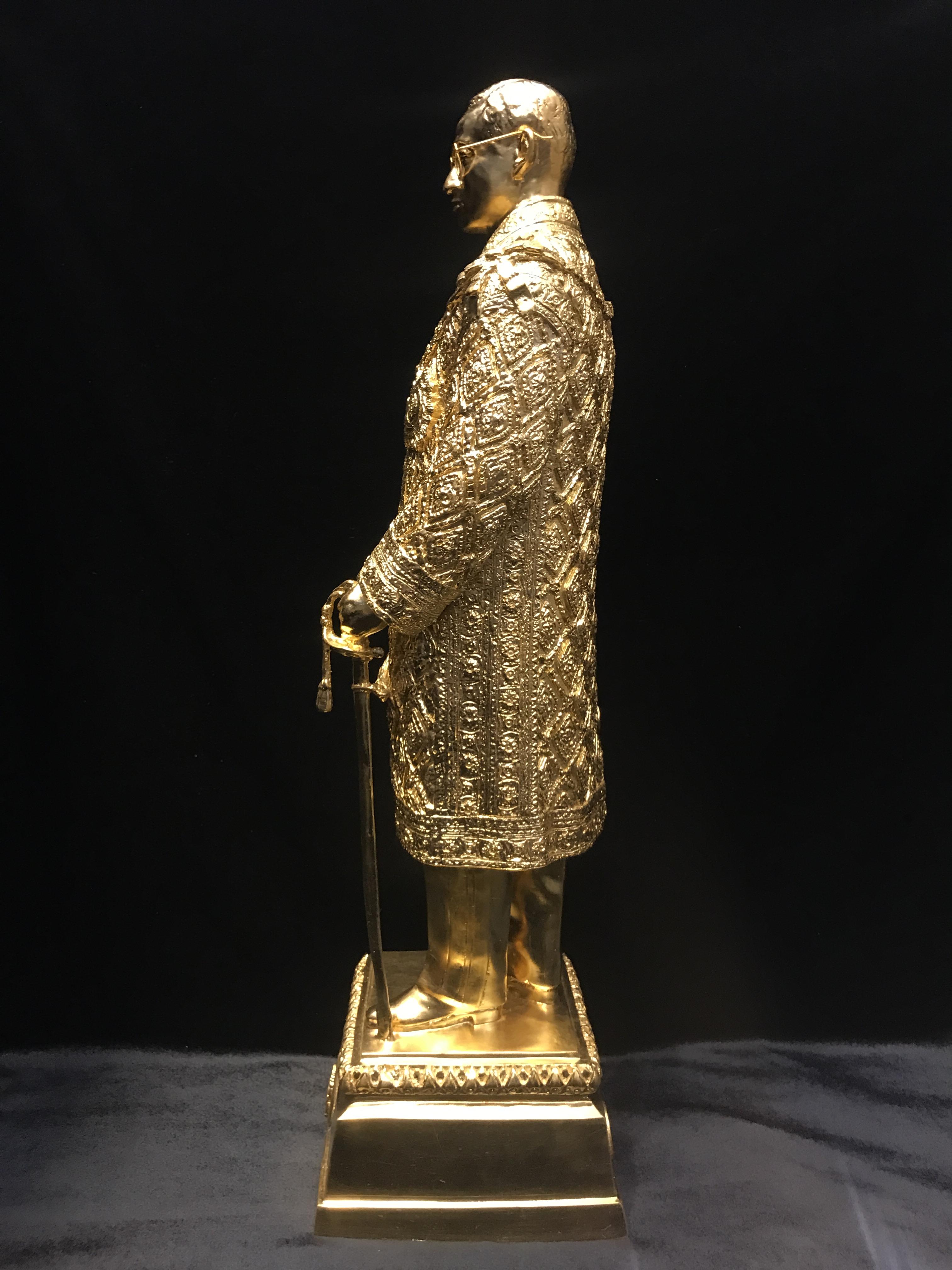 พระบรมรูปจำลองในหลวง รัชกาลที่ ๙ จัดสร้างโดย สมาคมศิษย์เก่าวิทยาศาสตร์ จุฬาลงกรณ์มหาวิทยาลัยและคณะวิทยาศาสตร์ จุฬาลงกรณ์มหาวิทยาลัย ปี2539(พร้อมกล่องบรรจุเดิมและใบรับรองจากผู้จัดสร้าง)