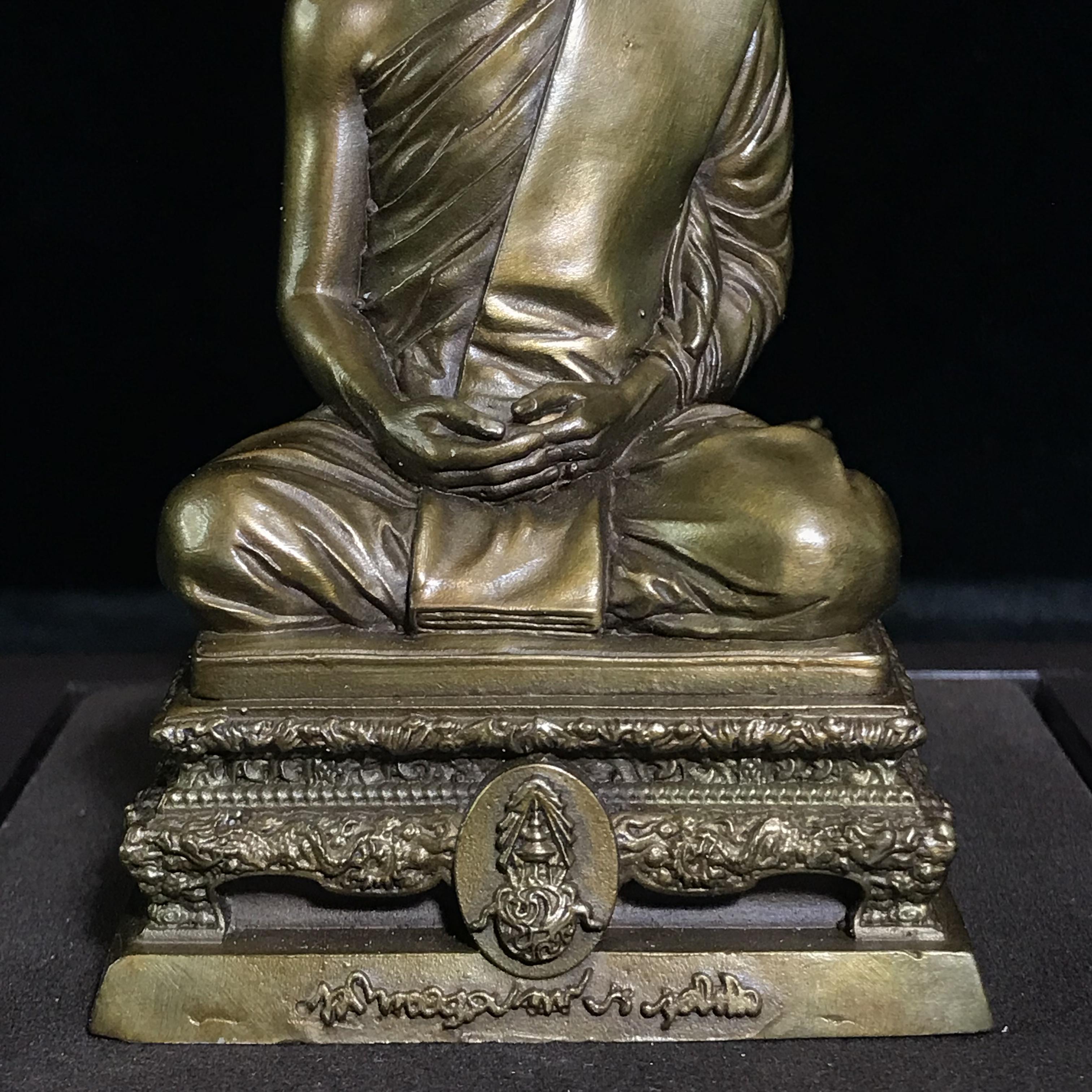 พระบรมรูปพระบาทสมเด็จพระเจ้าอยู่หัวรัชกาลที่9 ทรงผนวช(หน้าตัก2นิ้ว) เนื่องในโอกาสมหามงคลเฉลิมพระชนมพรรษา 7 รอบ 84 พรรษา 5 ธันวาคม 2554 (ใต้ฐานบรรจุผงจิตรลดามหามงคล และเส้นพระเจ้า ร.9)(คัดสภาพสวย แบบนิยม พร้อมครอบเดิม)(หายาก)