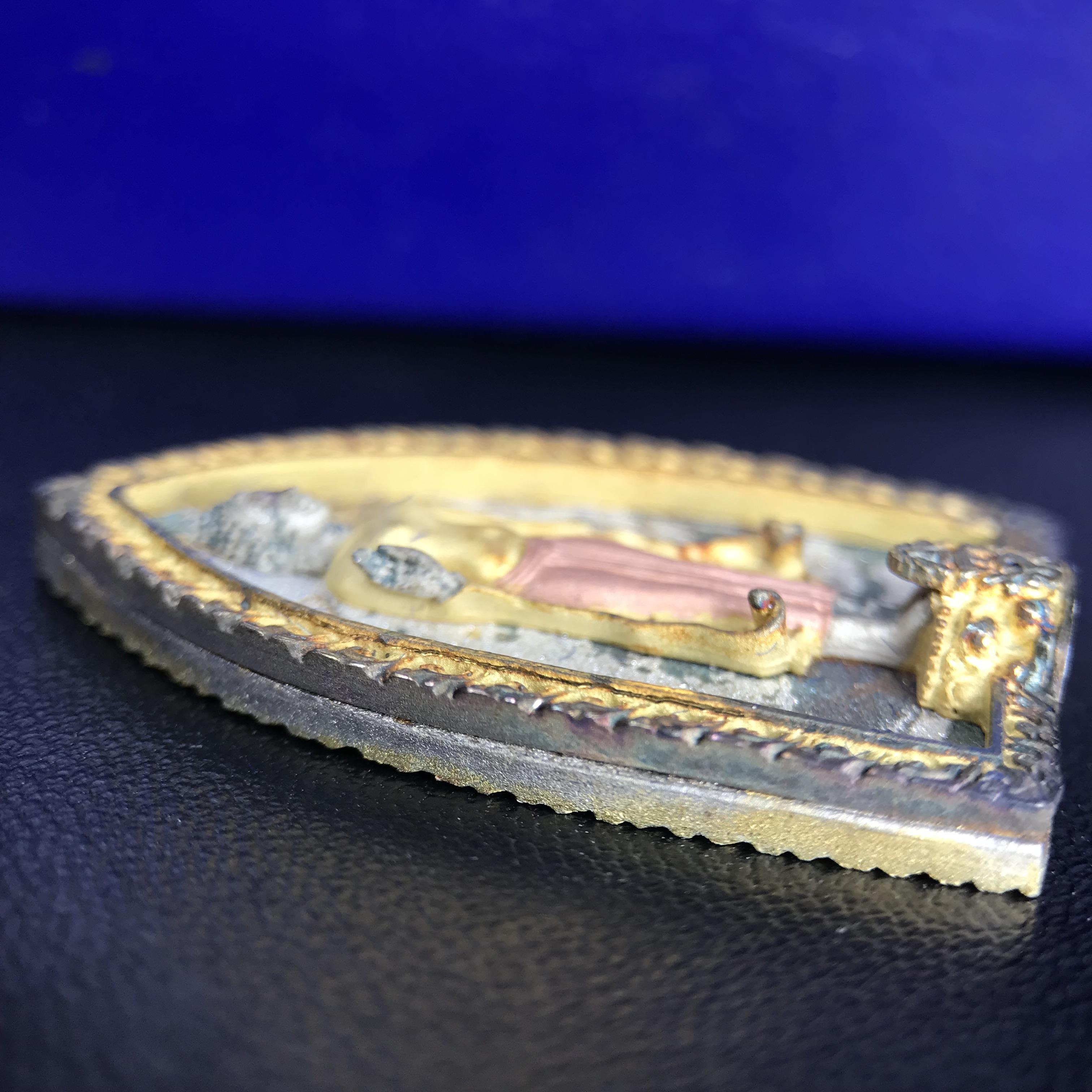 พระพุทธกาญจนพรสยามภูมิ ภปร. ปี 2539 เนื้อเงินสามกษัตริย์พื้นทรายประกาย(ผิวเดิมสวย) พิมพ์ทรงใบขนุน ขนาด3.2ซม. พระพุทธรูปประจำพระชนมวาร รัชกาลที่9 จัดสร้างในวโรกาสทรงครองสิริราชสมบัติครบ50ปี(องค์หมายเลขมหามงคลเลข ๙๙๙(เจริญก้าวหน้าในทุกด้าน)(1 ใน 5000 องค์)