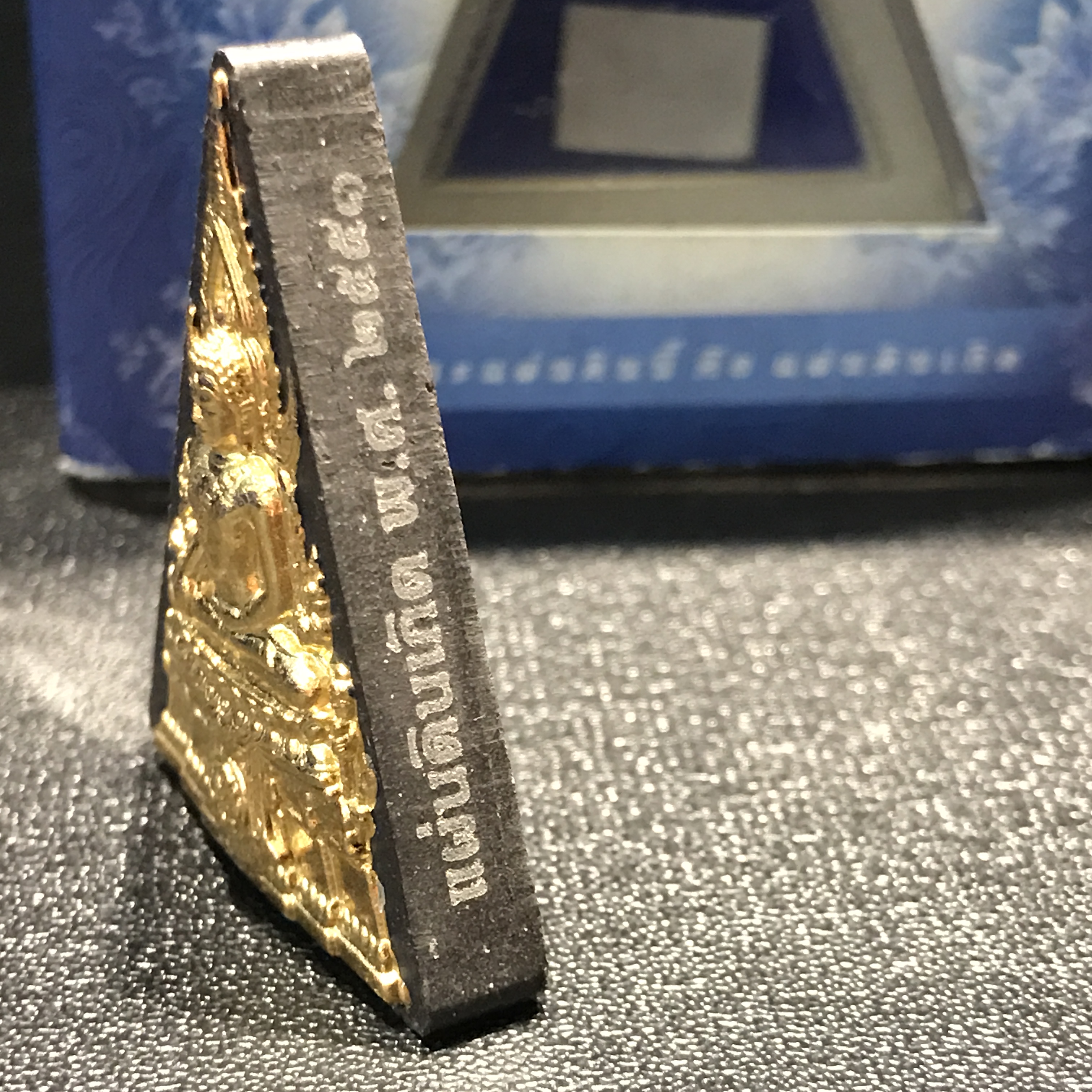 พระพุทธชินราช ภปรโครงการ เพราะแผ่นดินนี้คือแผ่นดินเกิด เนื้อผง ด้านหน้าปิดทอง หลัง ภ.ป.ร. ทองแดง ปี2551 มวลสารเส้นพระเจ้า (เส้นผม) ของพระบาทสมเด็จพระเจ้าอยู่หัวรัชกาลที่9