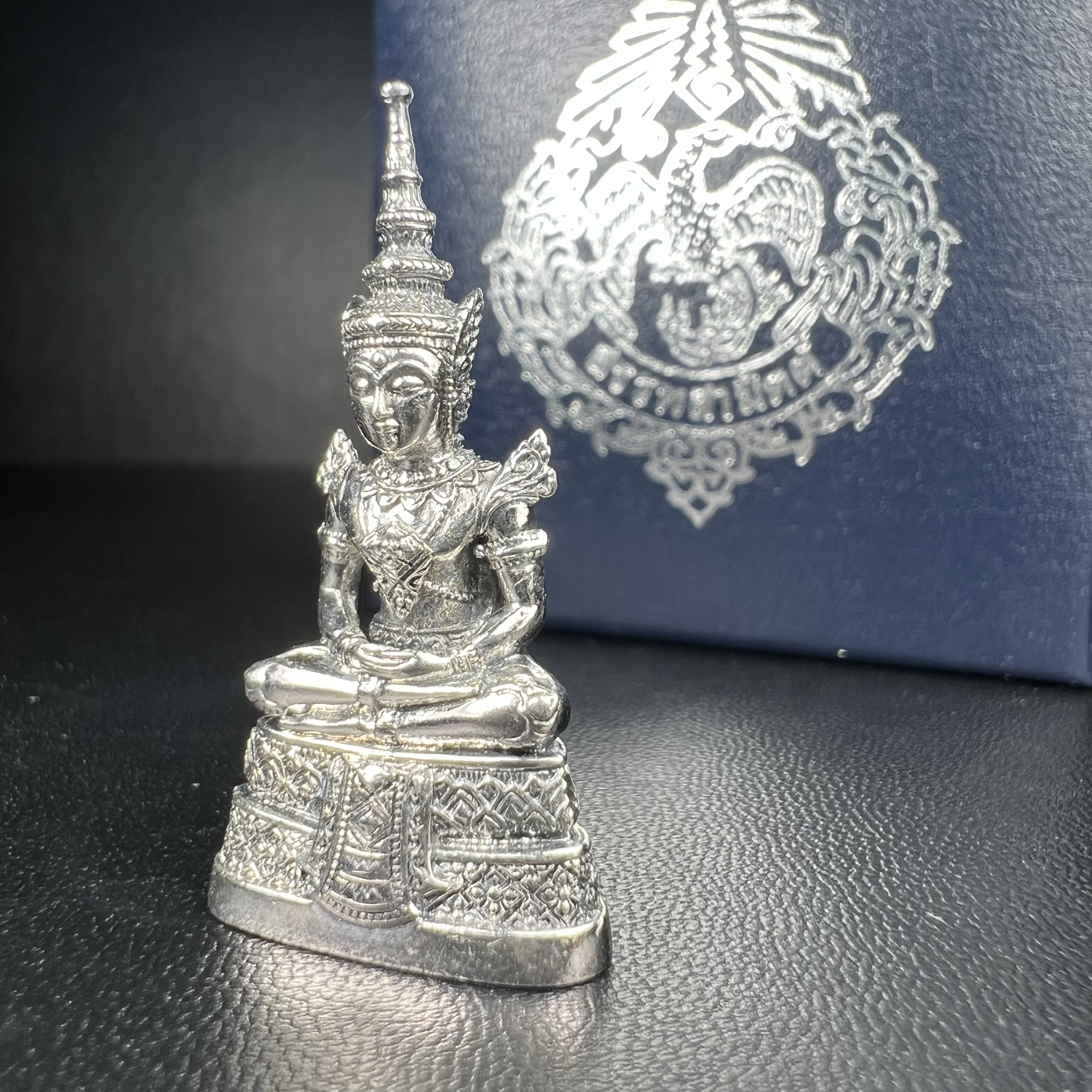 พระแก้วมรกต กรมสรรพสามิตจัดสร้างขึ้นเนื่องในโอกาสครบรอบ 64 ปีของกรมสรรพสามิต และเนื่องในวโรกาสที่พระบาทสมเด็จพระเจ้าอยู่หัวทรงครองราชย์ครบ 50 ปีในปีกาญจนาภิเษก เมื่อ พ.ศ.2539 เนื้อเงินรมดำขัดเงาพร้อมกล่องบรรจุเดิม