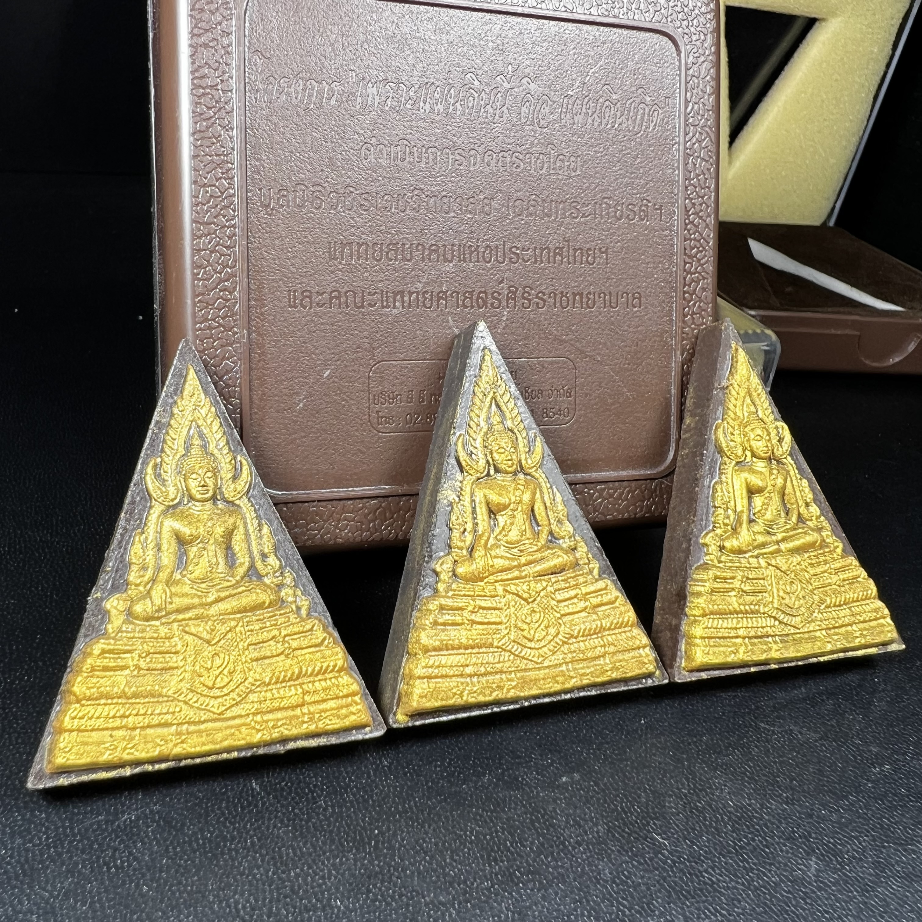 พระพุทธชินราช ภปร. โครงการ "เพราะแผ่นดินนี้ คือ แผ่นดินเกิด" ปี 2548(รุ่นแรก) พระผงหลัง ภ.ป.ร. (ทองคำ(หนัก 1.1 กรัม)+เงิน+ทองแดง(ครบชุดรวม 3 องค์) (พระราชทานเส้นพระเจ้า (เส้นผม)และมวลสารจิตรลดา)