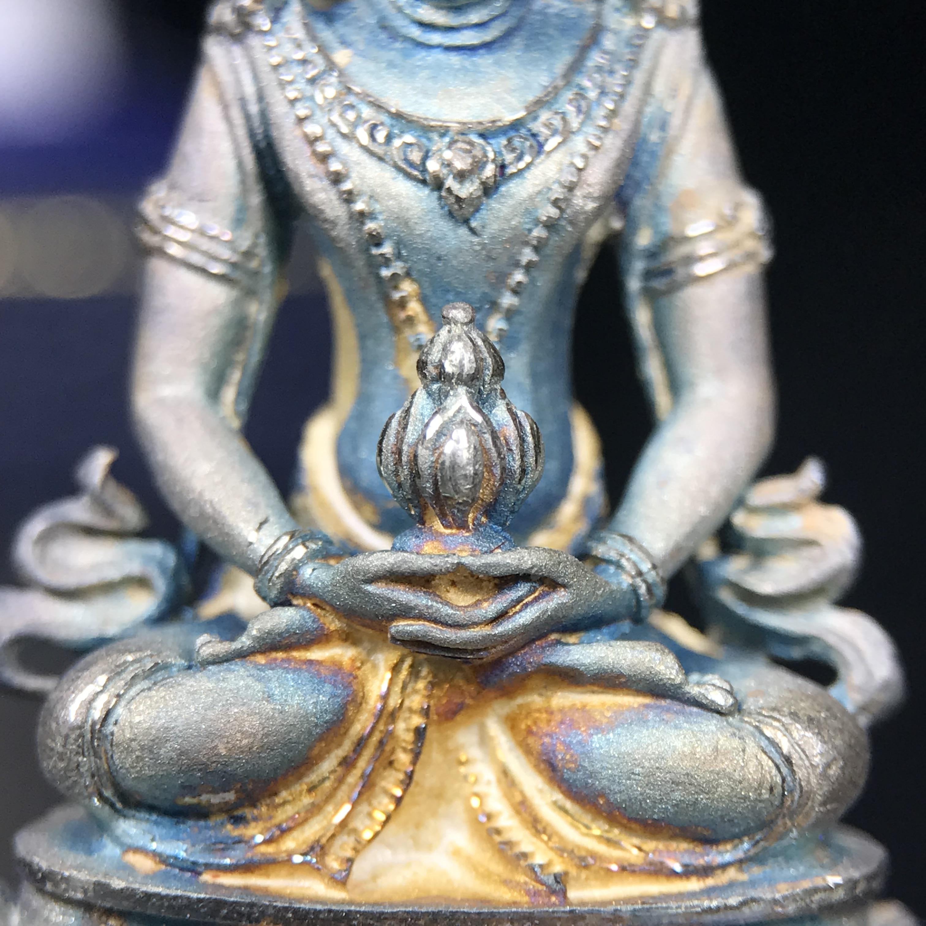 พระกริ่งอวโลกิเตศวร ( เจ้าแม่กวนอิม ) วัดโพธิ์แมนคุณาราม รุ่นอุดมโภคทรัพย์ ปี 2539 เนื้อเงินพ่นทราย(ผิวเดิม ขึ้นสีรุ้งธรรมชาติ แบบนิยม เสน่ห์ของพระเนื้อเงิน)(พร้อมกล่องบรรจุเดิม)(อีกหนึ่งรุ่นยอดนิยม พุทธศิลป์สวยงดงาม)หายาก 1 ใน 5000 องค์*องค์หมายเลข ๒๑๖๒*