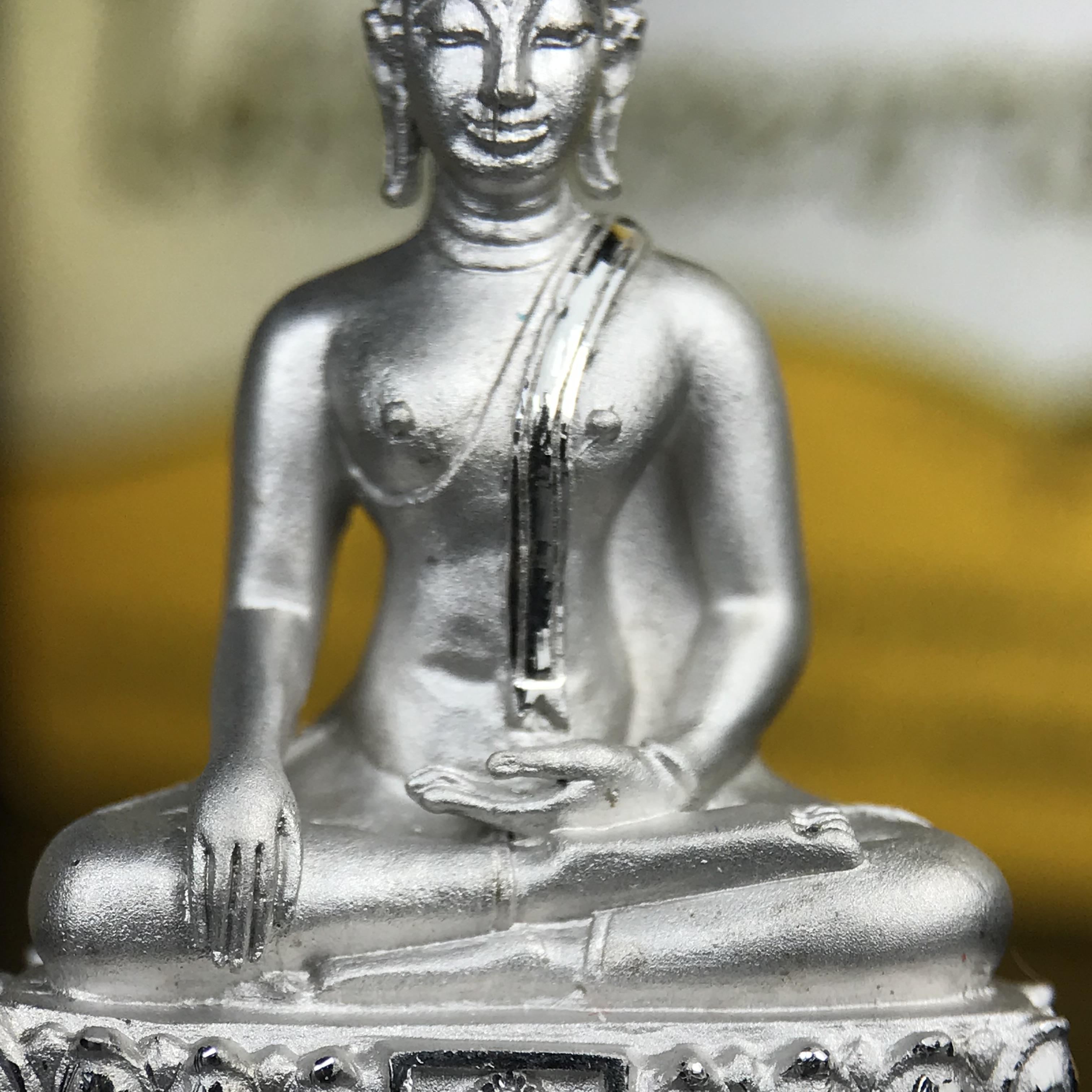 พระพุทธรูปคุ้มเกล้า ภปร.(ใต้ร่มพระบารมี คุ้มเกล้า) 60ปี โรงพยาบาลภูมิพลฯ พ.ศ.2552 เนื้อเงิน ชุบทองคำขาว(พิมพ์ใหญ่ขนาด 35.5*24 มม.)สภาพสวยเดิมพร้อมกล่องบรรจุเดิม ตอกโค๊ดหมายเลข ๘๒๒ หายาก(1ใน5000 องค์)