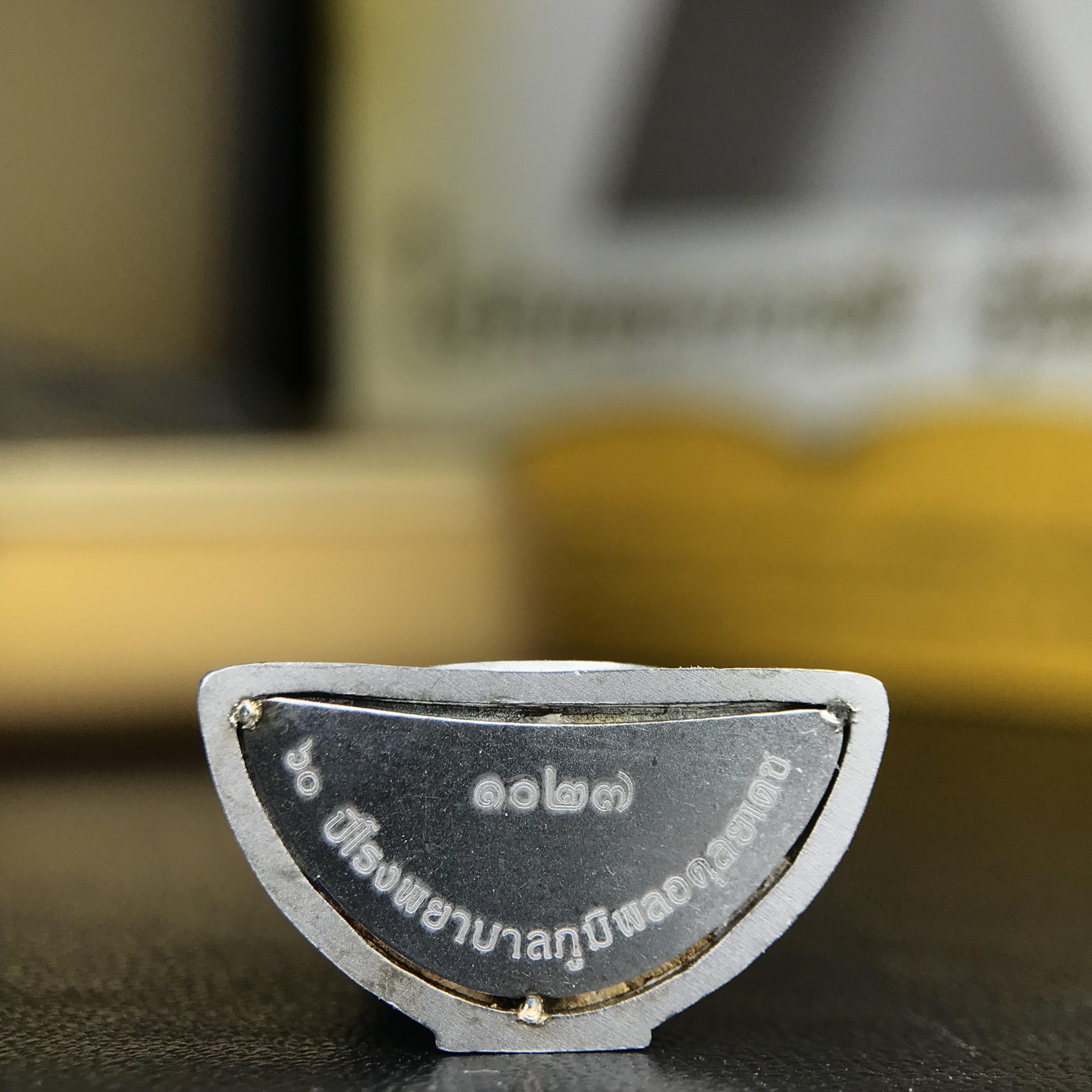 พระพุทธโสธร คุ้มเกล้าฯ ภปร.(ใต้ร่มพระบารมี คุ้มเกล้า) 60ปี รพ.ภูมิพลฯ พ.ศ.2552 เนื้อเงิน ชุบทองคำขาว(ลอยองค์พิมพ์ ใหญ่ ขนาด 30*20 มม.) 1 ใน 5000 องค์ หายาก