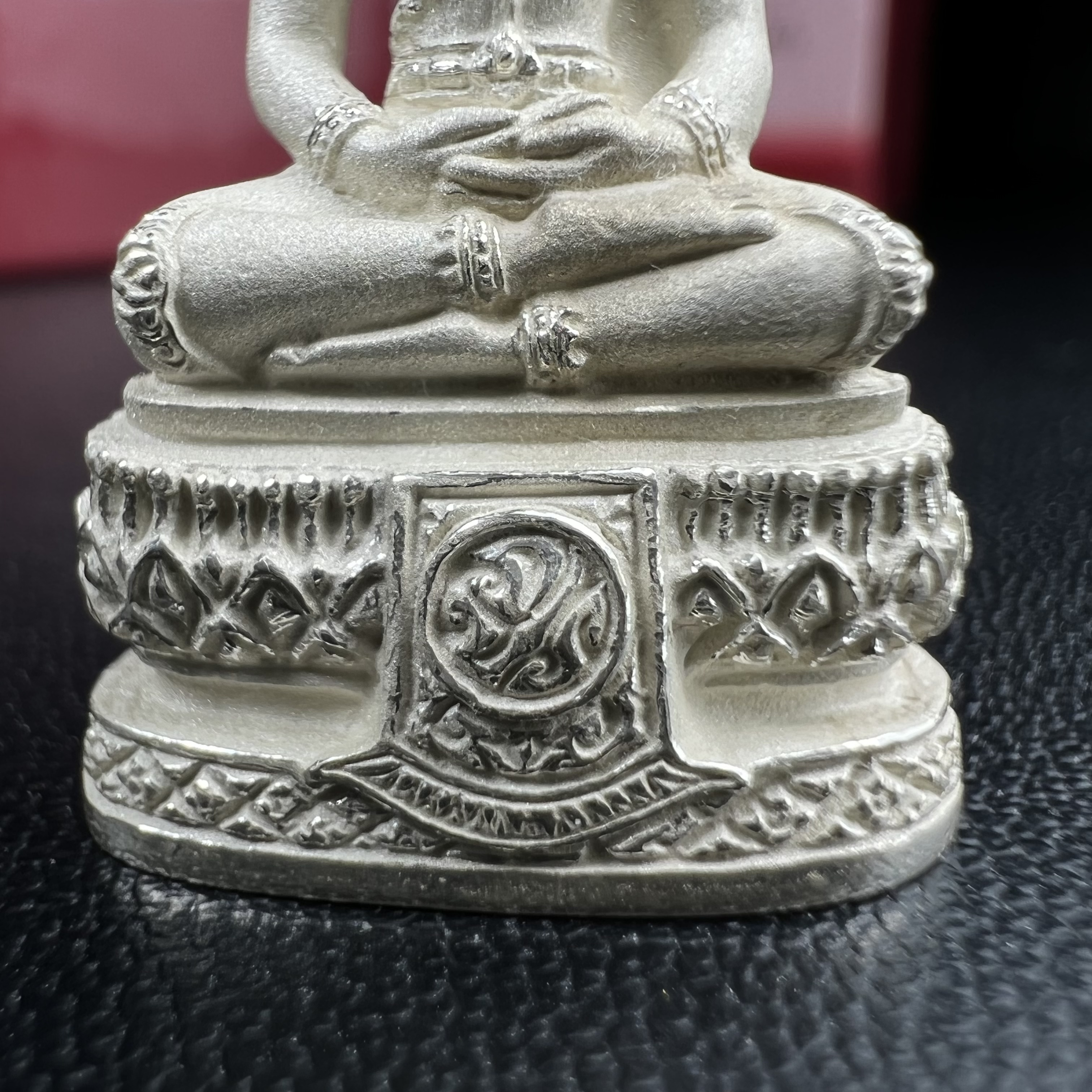 พระแก้วมรกต ภปร.(รุ่นแรก) ปี2545 รุ่นฉลองกรุงรัตนโกสินทร์ครบ 220 ปี พิมพ์ลอยองค์ใหญ่ เนื้อเงินบริสุทธิ์ 92.5% ขนาด 19*35 มม. พร้อมกล่องบรรจุดิม สวยครบสมบูรณ์