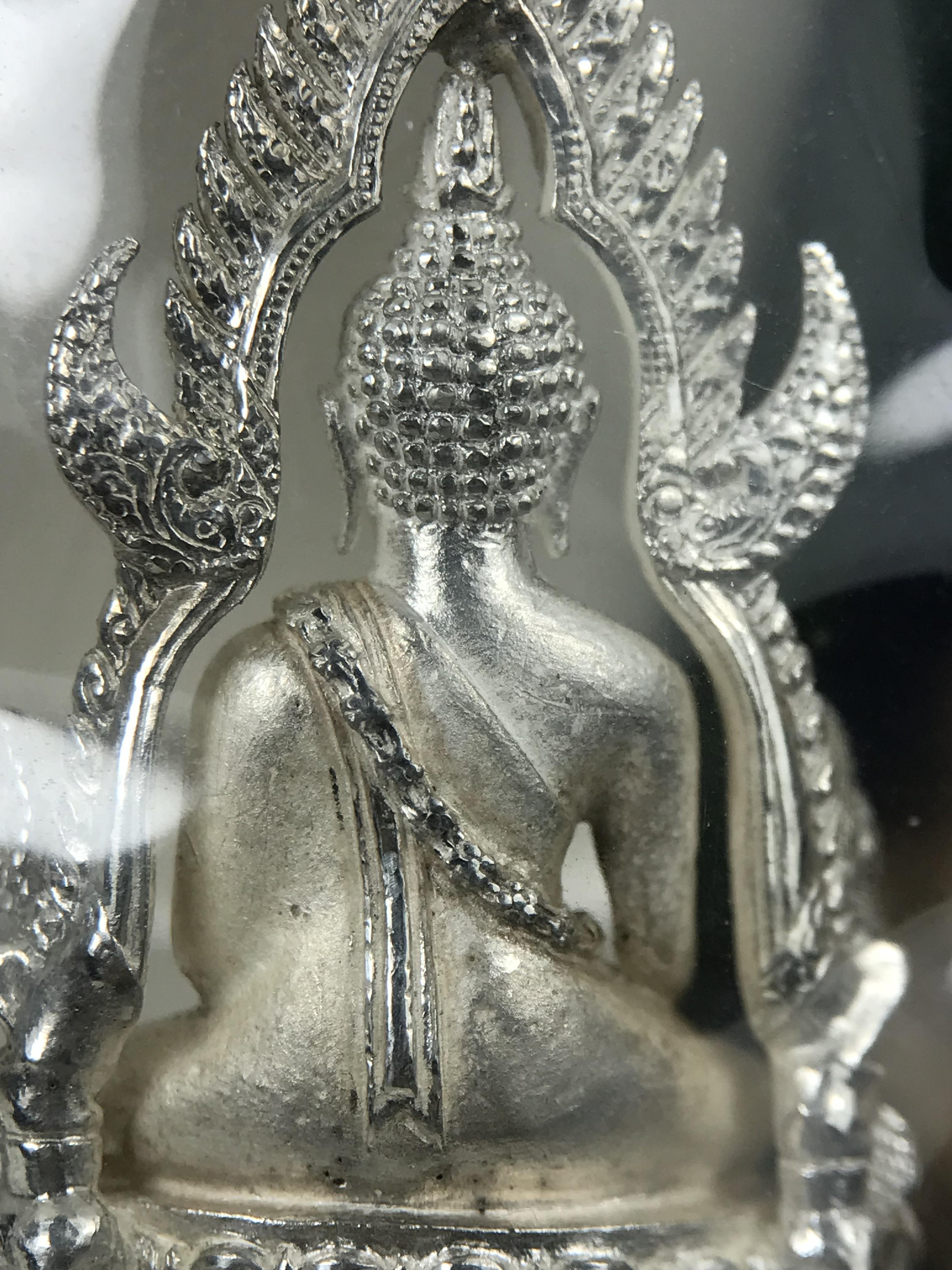 พระพุทธชินราช รุ่นมหาลาภ พิธีพุทธาภิเษกวัดพระศรีรัตนมหาธาตุวรมหาวิหาร จ.พิษณุโลก ปี 2540 เนื้อเงินบริสุทธิ์ 99.9% (นวลเงา)(สภาพผิวเดิมซีนซองเดิม พร้อมกล่องบรรจุเดิมและการ์ดใบรับรองครบสมบูรณ์ (องค์หมายเลข ๑๑๗๓๔)