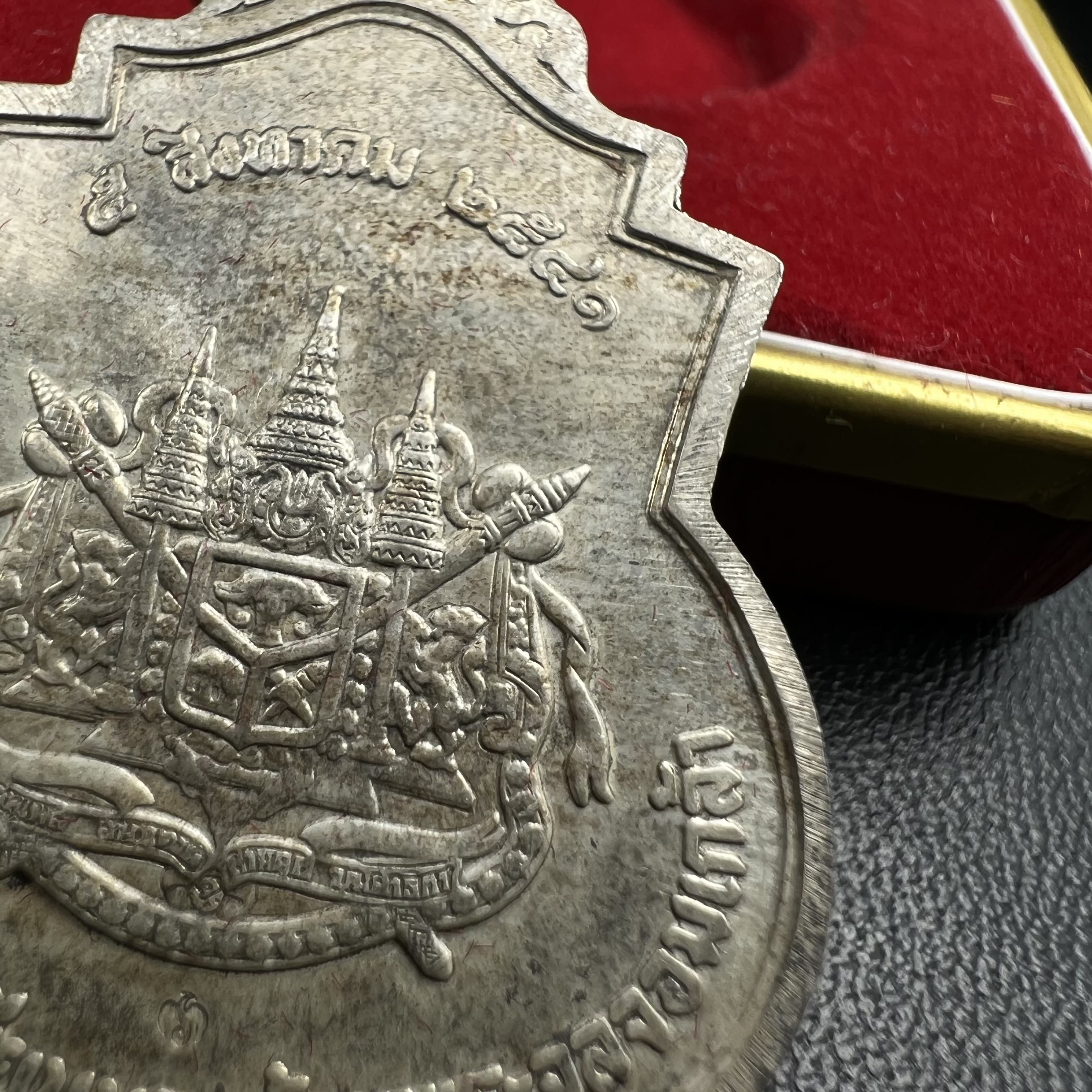 เหรียญที่ระลึกรัชกาลที่ 5 รุ่น ครบ 111 ปี โรงเรียนนายร้อยพระจุลจอมเกล้า ปี 2541 เหรียญทรงเสมาเนื้อเงิน(ขนาดสูง 3.5 ซม.) (ซีนซองเดิมกล่องเดิมครบ) ผลิตโดย กองกษาปณ์ กรมธนารักษ์ สมเด็จพระญาณสังวร สมเด็จพระสังฆราช วัดบวรนิเวศวิหาร ทรงเป็นประธาน(นิยม พิธีใหญ่)