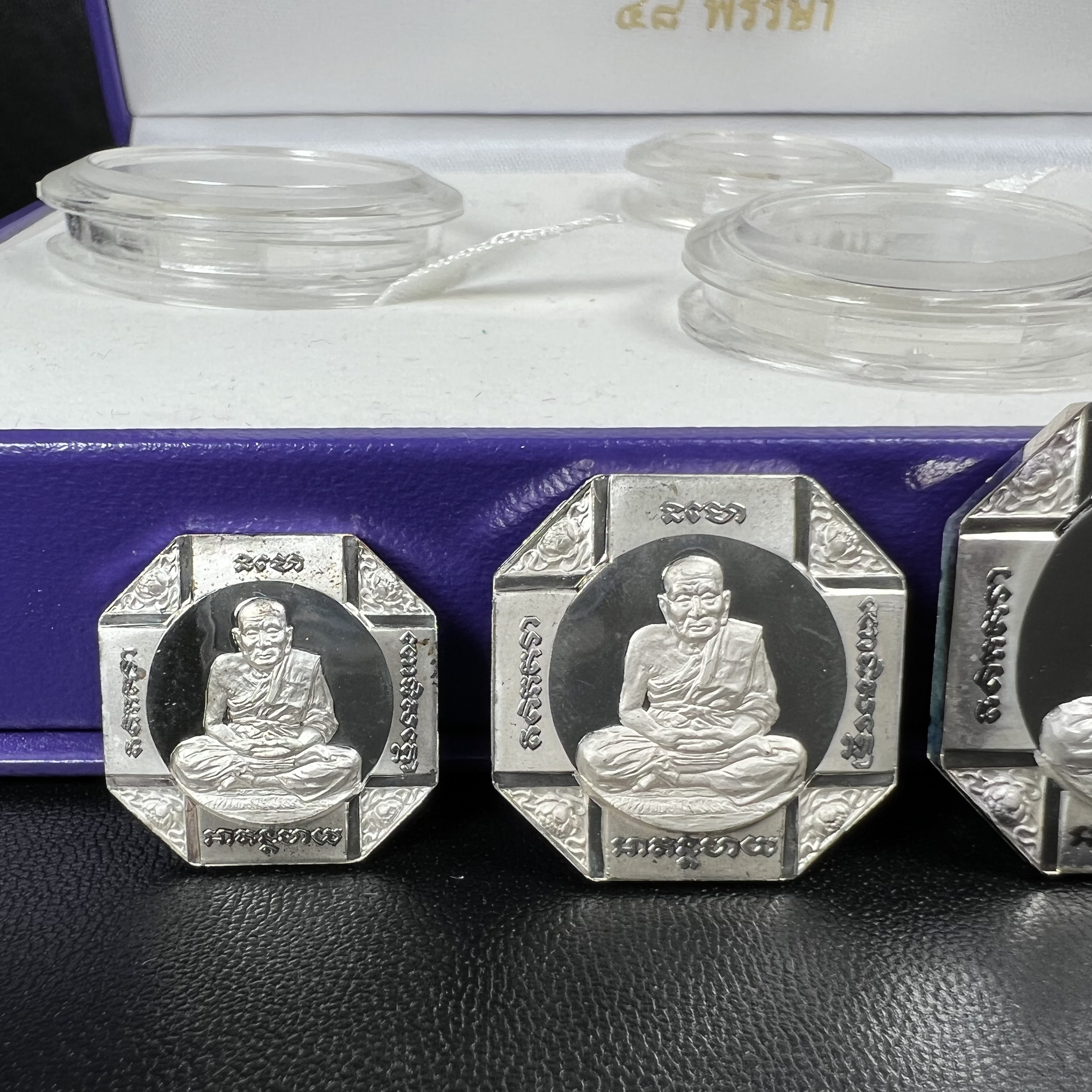 เหรียญหลวงพ่อทวด รุ่นสมเด็จเจ้าฟ้ามหาจักรี 48พรรษา โดยสภากาชาดไทย ปี2546 ชุดเหรียญเนื้อเงิน4ขนาด(ครบชุดพร้อมกล่องบรรจุเดิม)หายาก