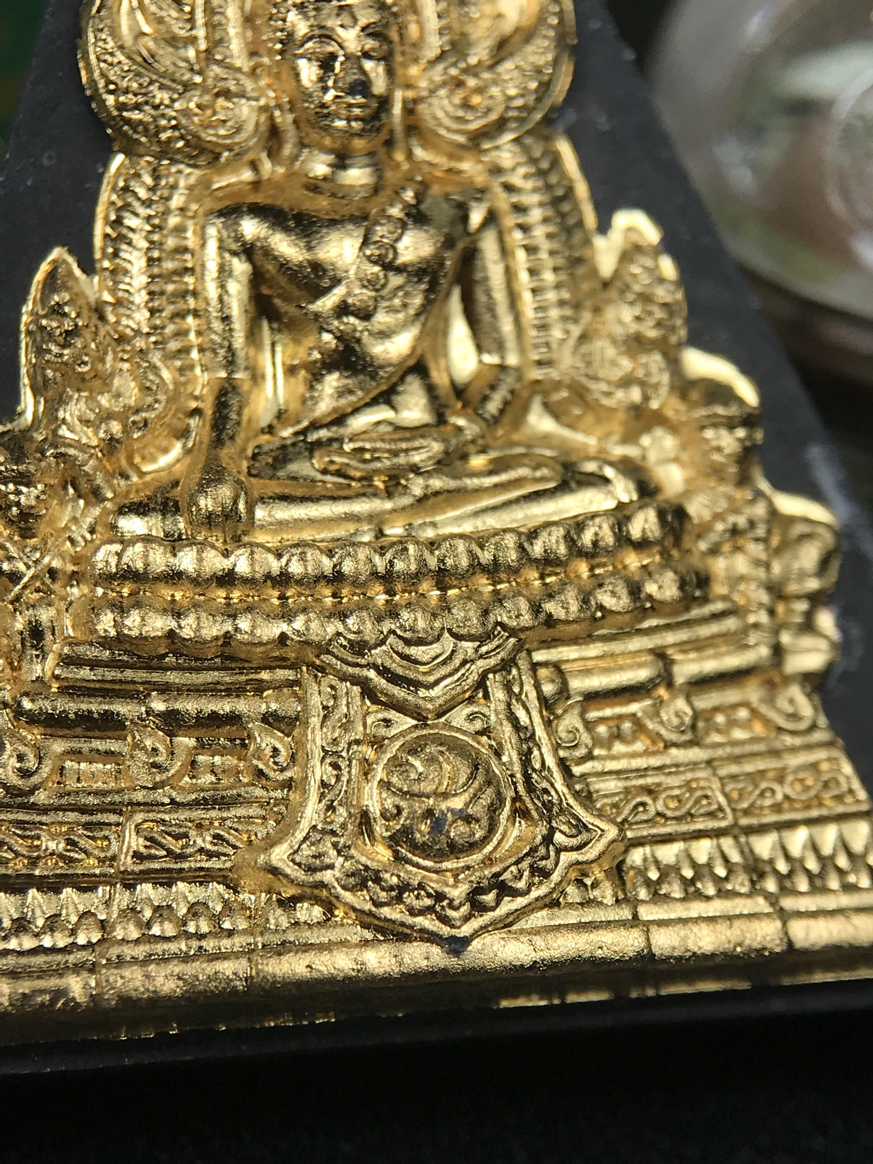 พระพุทธชินราช ภปร. 84พรรษา เนื้อผงปิดทองด้านหน้า หลัง ภ.ป.ร. เนื้อแดง (พระราชทานมวลสาร จิตรลดาและเส้นพระเจ้า(เส้นผม)ในหลวงรัชกาลที่9)พุทธศิลป์ทรงคุณค่าอีกหนึ่งรุ่นยอดนิยม(องค์หมายเลข ๒๕๔๙)1 ใน 10000 องค์