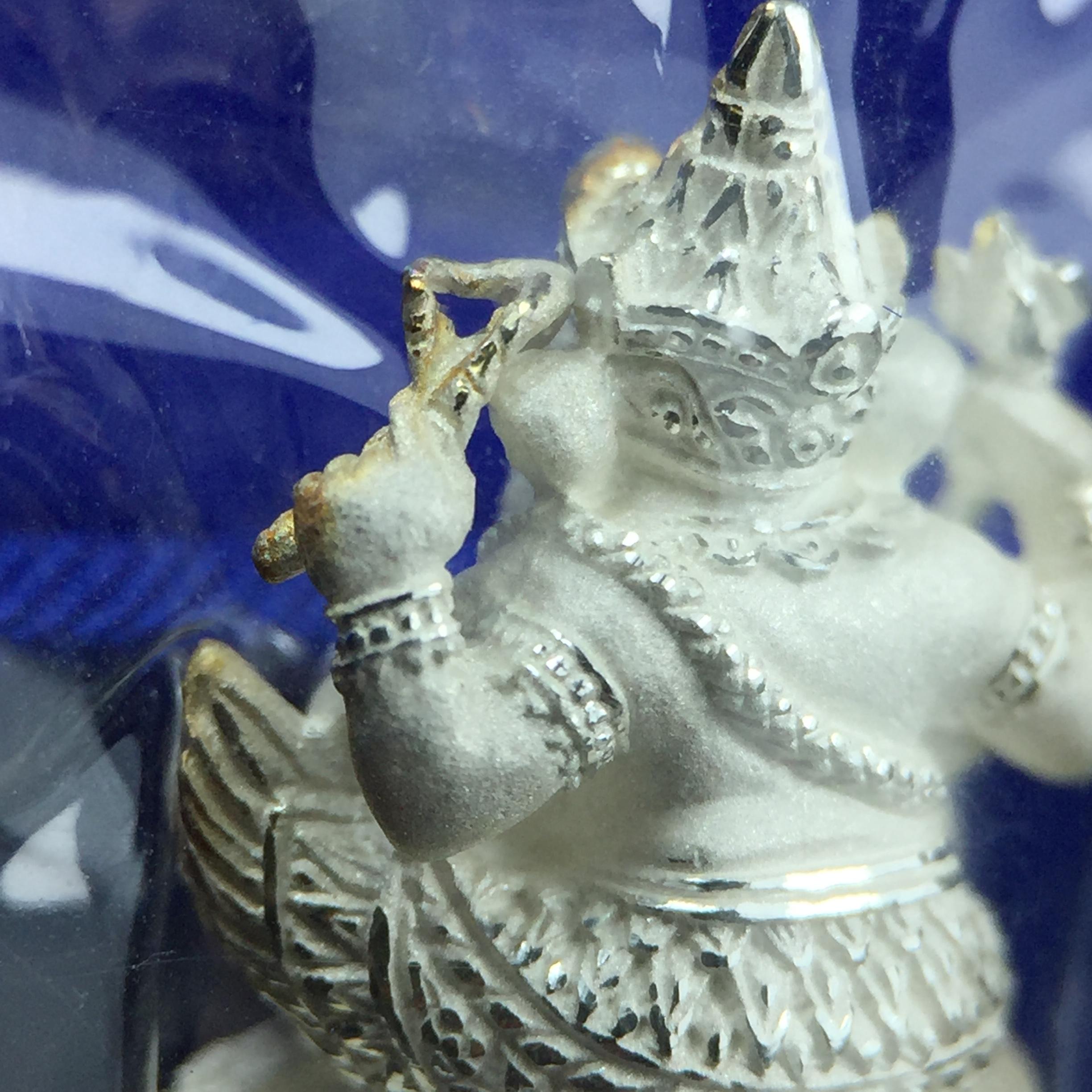 พระพิฆเณศวร วัดบวรนิเวศวิหาร ปี 2542 เนื้อเงินพ่นทรายขัดเงาบางส่วน(ฝังพลอย1เม็ด)(ขนาด 2* 1.4 ซม.) สภาพสวยซีนซองเดิมพร้อมกล่องบรรจุเดิม ตอกโค๊ดหมายเลขกำกับ(ผิวเดิมขึ้นสีรุ้งธรรมชาติ สวย)(คัดสภาพสวยเดิม พิธีใหญ่ พุทธศิลป์งดงาม)