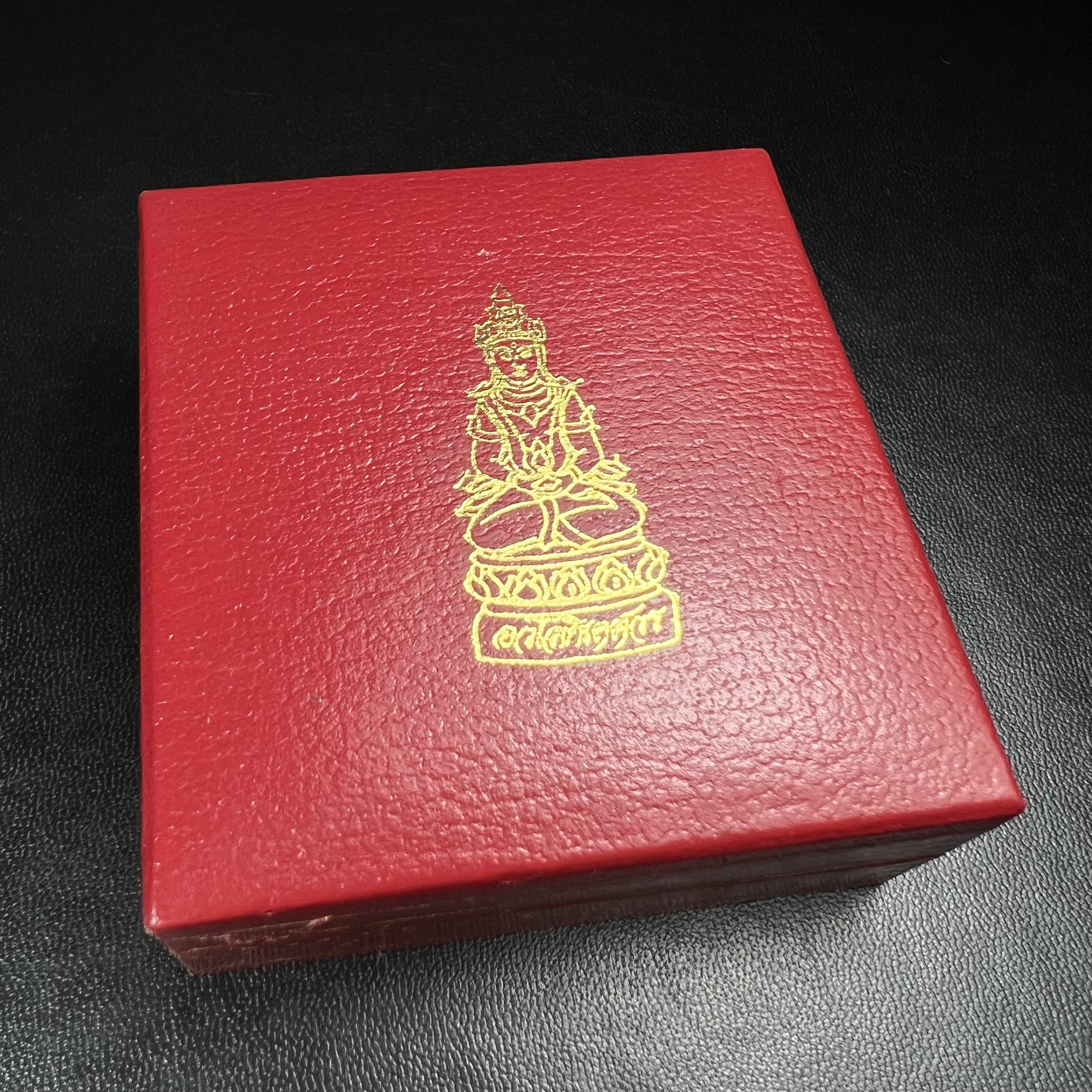 พระกริ่งอวโลกิเตศวร ( เจ้าแม่กวนอิม ) วัดโพธิ์แมนคุณาราม เนื้อเงิน 3 กษัตริย์ พ่นทราย รุ่นอุดมโภคทรัพย์ พ.ศ.2539(ผิวสวยเดิมพร้อมกล่องบรรจุการ์ดใบรับรองเดิมครบ) (อีกหนึ่งรุ่นยอดนิยม พุทธศิลป์สวยงดงาม)