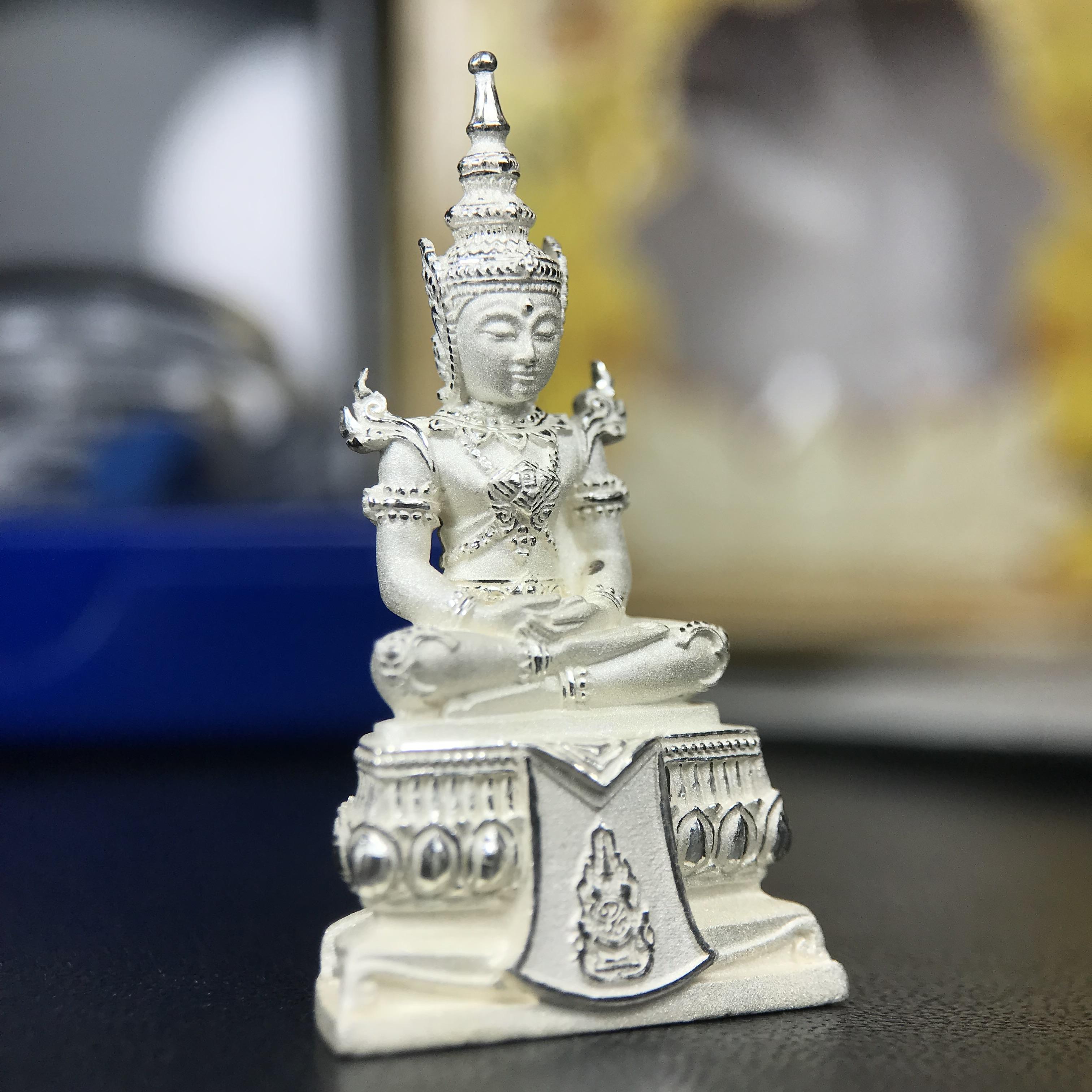 พระแก้วมรกต ทรงเครื่องฤดูร้อน พระราชทานประดิษฐานตราสัญลักษณ์ฉลองสิริราชสมบัติ ครบ 60 ปี ในหลวงรัชกาลที่ 9 พ.ศ.2549 เนื้อเงินลอยองค์พิมพ์ใหญ่ สูง 3.6 ซม. ขนาดหน้าตัก 1/2 นิ้ว (พิธีใหญ่มหาพุทธาภิเษก ณ พระอุโบสถวัดพระแก้ว เกจิอาจารย์ ทั่วประเทศ 108 รูป )