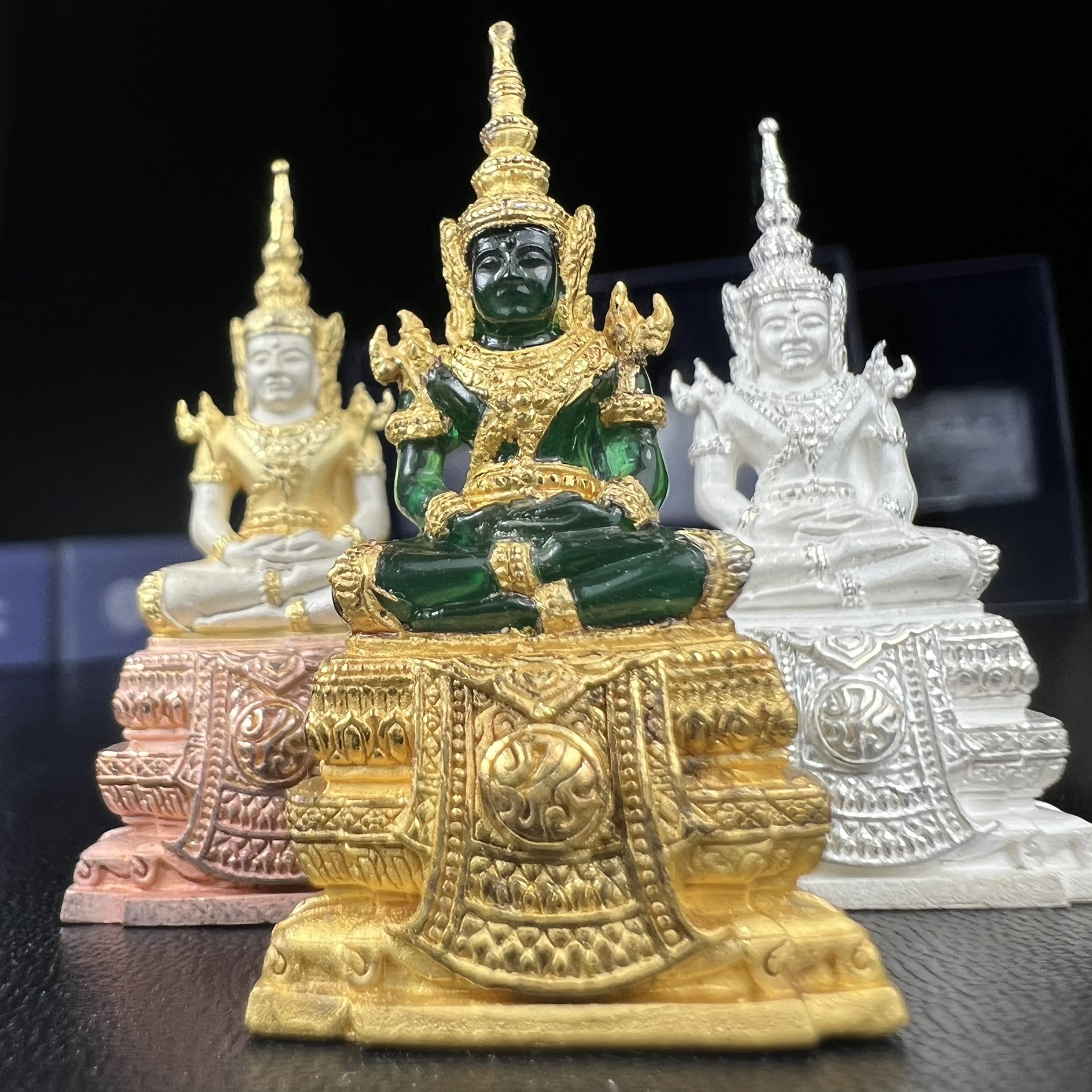 พระแก้วมรกต ภปร. จัดสร้างโดย รพ.ภูมิพลฯ ปี2547 ลอยองค์ขนาดหน้าตัก 1/2 นิ้ว (เนื้อเรซิ่นหุ้มทองคำ99.99%+เนื้อเงิน+เนื้อเงินสามกษัตริย์)(1ชุด 3 องค์)งดงามทรงคุณค่าอีกหนึ่งรุ่นยอดนิยม หายาก