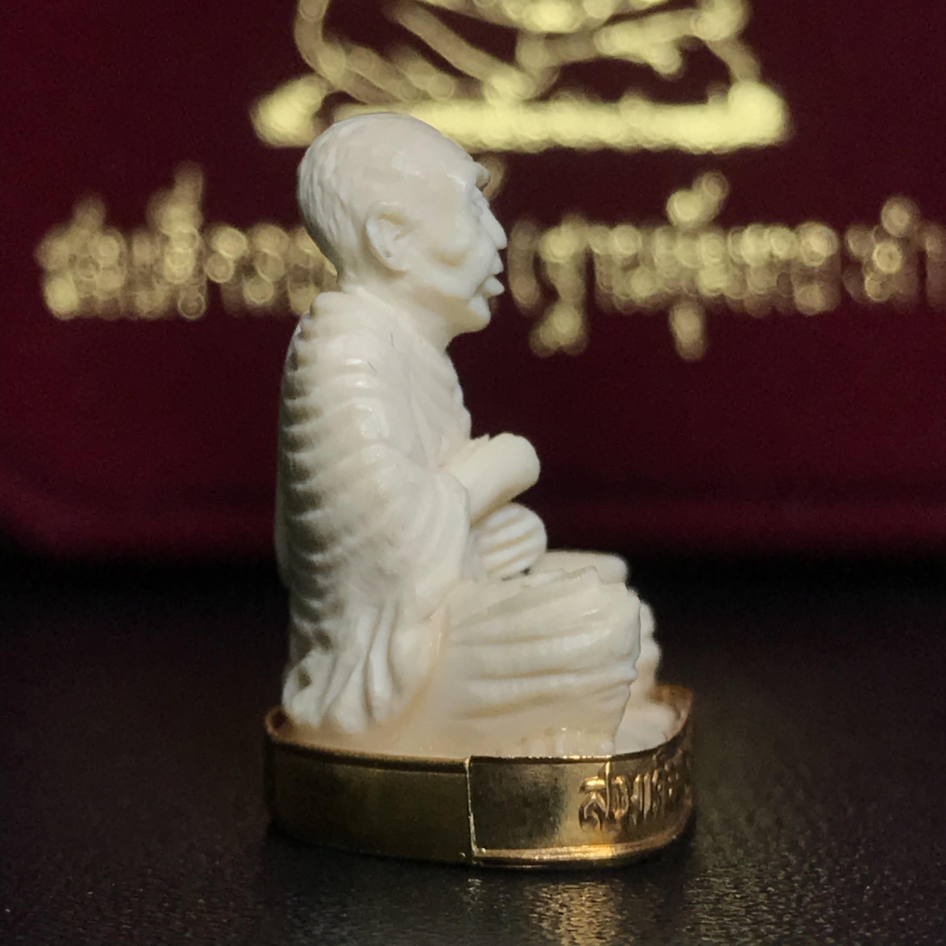 สมเด็จพระพุฒาจารย์ (โต พรหมรังสี) รุ่นคชสารหมื่นปี พ.ศ.2542 ลอยองค์(ฐานหุ้มทองคำ)