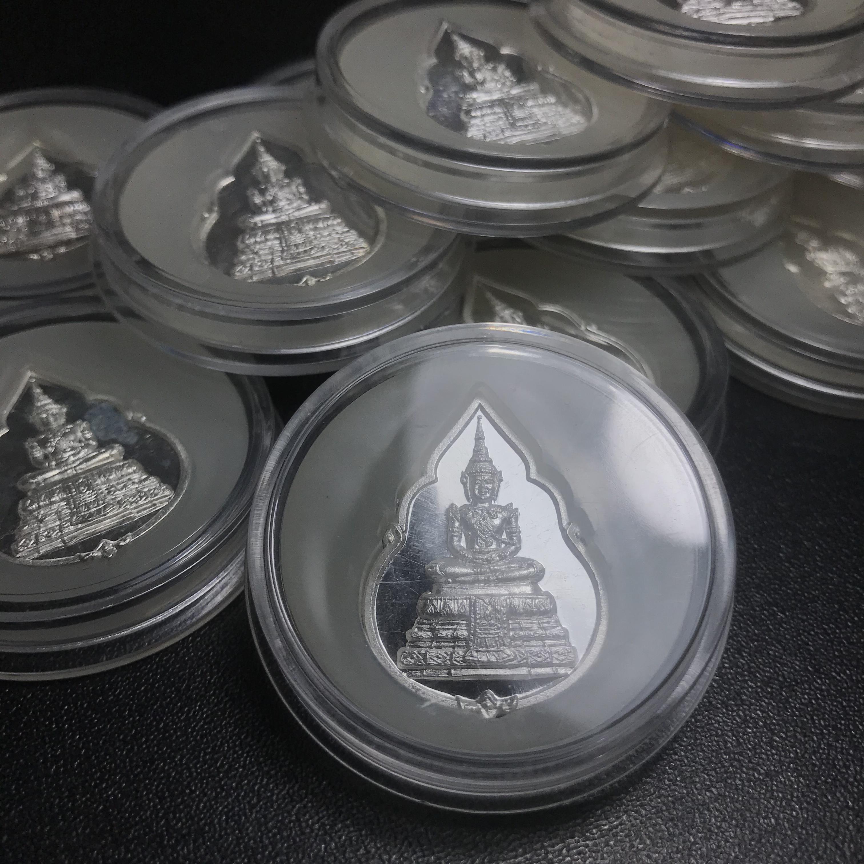 เหรียญพระแก้วมรกต ที่ระลึกในการหล่อเททองหล่อพระแก้วมรกต ครบรอบ 64 ปี กรมสรรพสามิต 2539 และในวโรกาสที่พระบาทสมเด็จพระเจ้าอยู่หัวทรงครองราชย์ครบ 50 ปี เมื่อ พ.ศ.2539 เนื้อเงินขัดเงา ทรงหยดน้ำ พร้อมตลับใส่ครบสมบูรณ์(เหรียญสภาพสวยเดิม พิธีใหญ่)