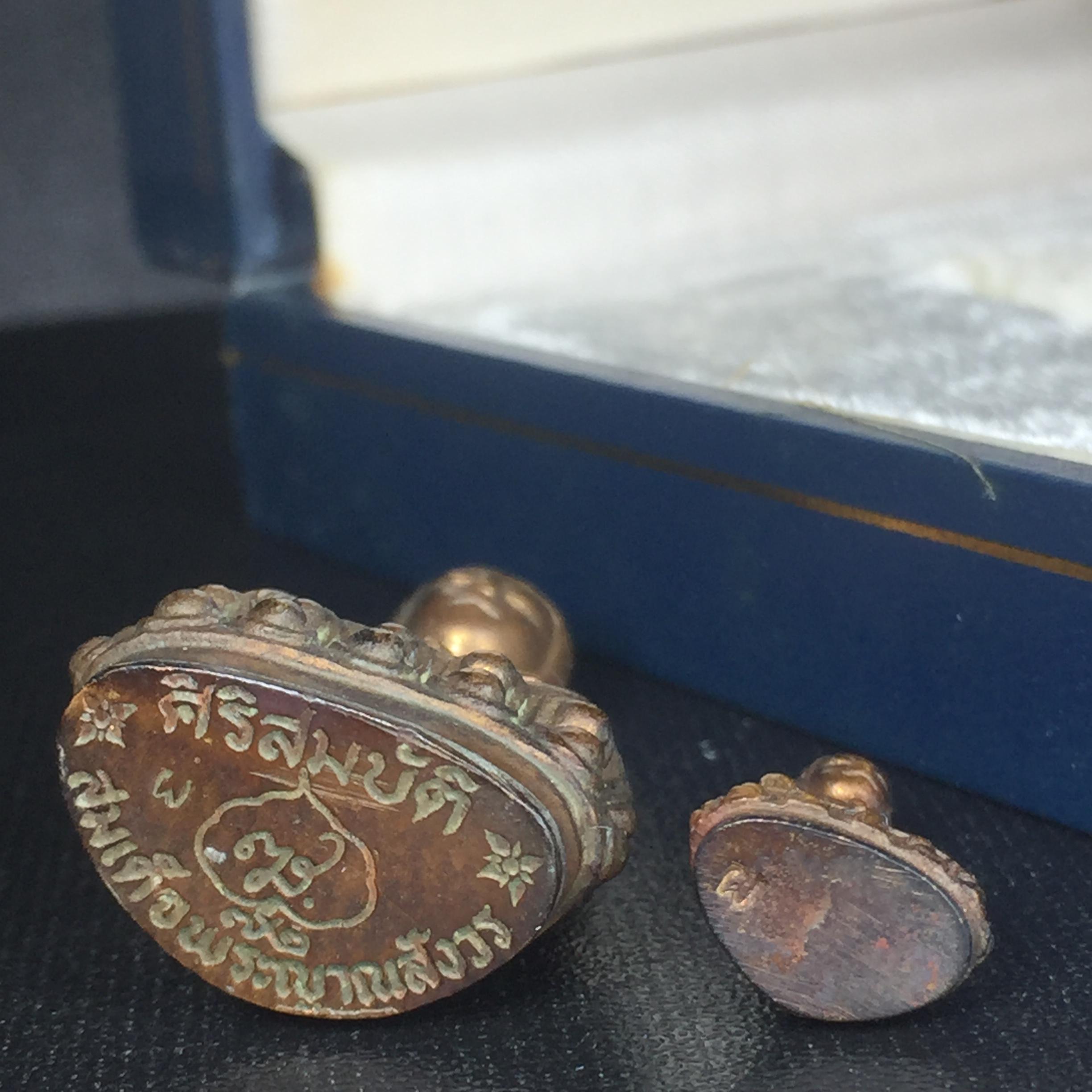 พระกริ่ง-พระชัยวัฒน์ รุ่นศิริสมบัติ อายุสมมงคล 72ปี สมเด็จพระญาณสังวร วัดบวรนิเวศวิหาร ปี 2528 เนื้อสัมฤทธิ์โลหะผสม(ตอกโค๊ด) (สุดยอดชนวนมาลสารรุ่นยอดนิยมที่นำมาจัดสร้าง)พร้อมกล่องบรรจุเดิมครบ รุ่นนี้สร้างน้อย หายาก สภาพสวยมาก