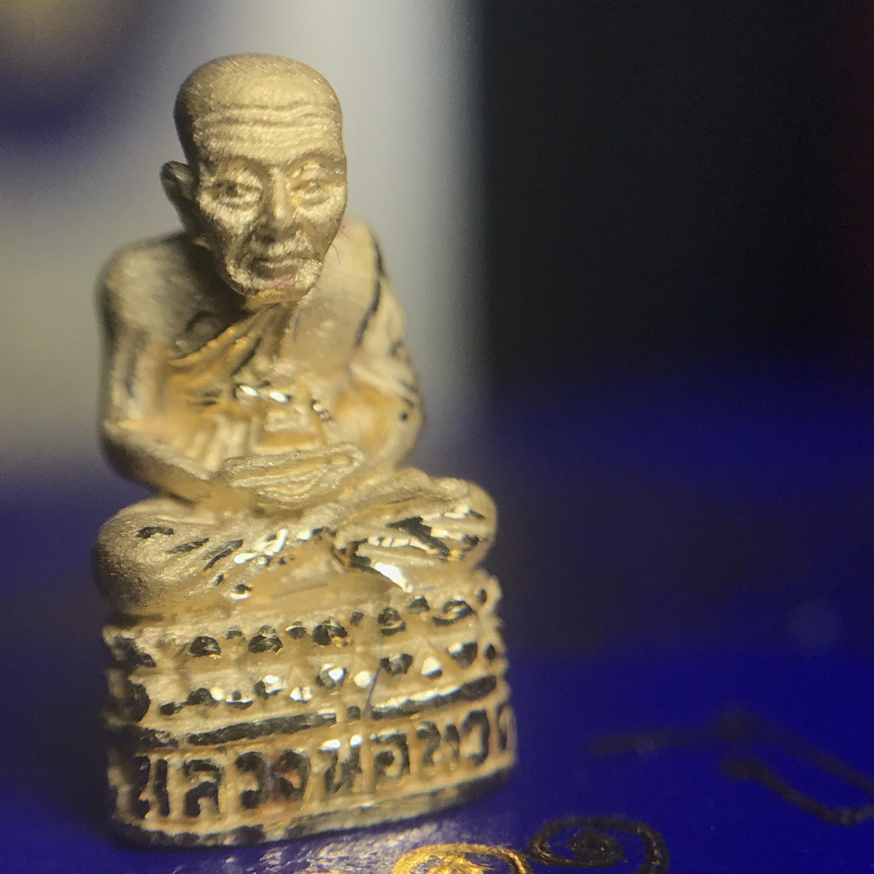 รูปหล่อลอยองค์หลวงปู่ทวด รุ่น 111ปี กระทรวงกลาโหม เนื้อทองคำพิมพ์เล็ก สร้างด้วยเนื้อทองคำบริสุทธิ์ 99.99% ปี2540 พิธีใหญ่ นิยม สภาพสวยสุดๆ พร้อมกล่องและการ์ดใบรับรองเดิม