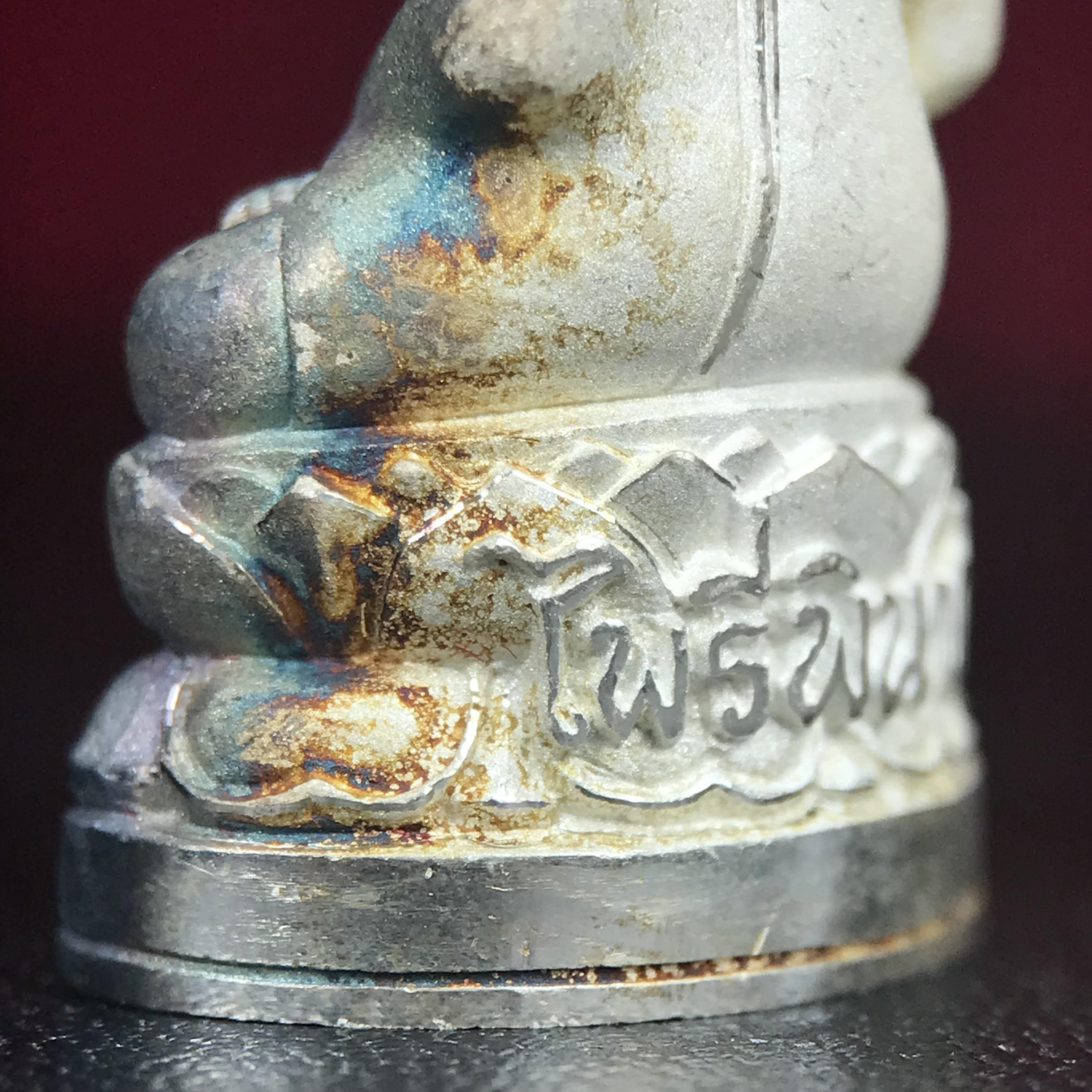 พระกริ่งไพรีพินาศ ตรากาญจนาภิเษก วัดบวรนิเวศวิหาร ที่ระลึกในหลวงรัชกาลที่9 ครองสิริราชสมบัติครบ 50ปี เนื้อเงิน(สภาพผิวเดิมขึ้นสีรุ้งธรรมชาติสวยแบบนิยม)(เสน่ห์พระเนื้อเงินสีสันที่ธรรมชาติสรรค์สร้าง)เข้มขลังทรงอานุภาพยิ่งใหญ่ กำราบศัตรูพ่ายสิ้น พระไพรีพินาศ