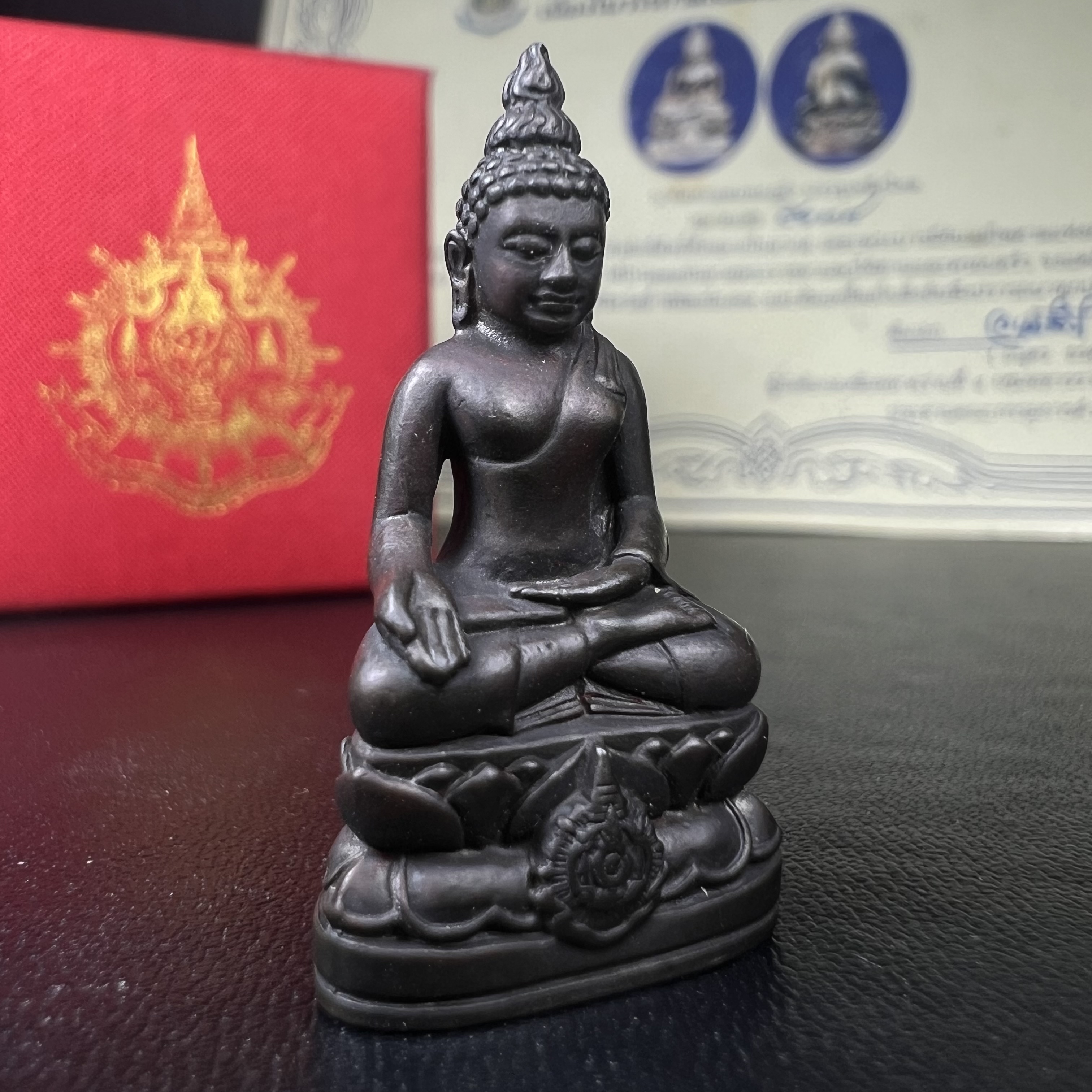 พระกริ่งไพรีพินาศ เฉลิมพระเกียรติ พระบาทสมเด็จพระเจ้าอยู่หัวรัชกาลที่9 พระชนมพรรษา 6 รอบ ปี2542 เนื้อนวโลหะผสมทองคำ(บรรจุเหล็กไหล)ดีนอก-ดีใน***องค์นี้สภาพสวยครบสมบูรณ์ มาพร้อมกล่องเดิมและใบรับรองจากผู้จัดสร้างแบบนี้หายากมาก***