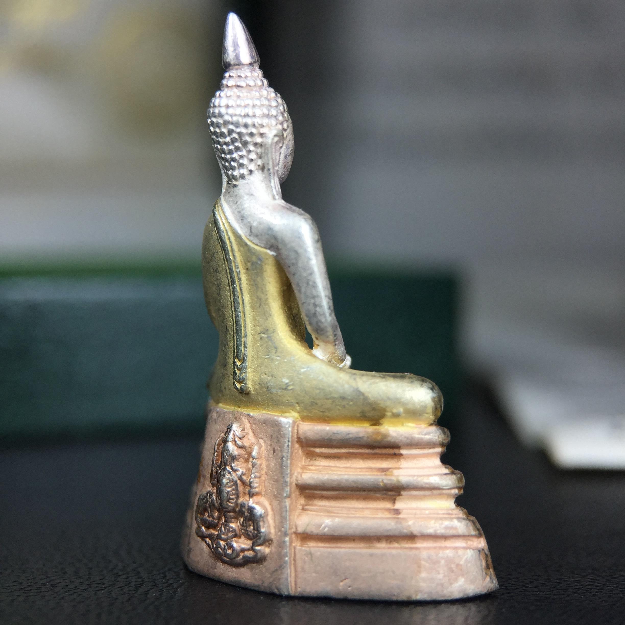 พระพุทธโสธร ภปร. รุ่นย้อนยุค สร้างพระอุโบสถ สมาคมชาวฉะเชิงเทรา จัดสร้าง ปี 2539 วโรกาสครองสิริราชสมบัติครบ 50 ปี เนื้อเงินสามกษัตริย์ทรายนวลขัดเงาบางส่วน(ผิวเดิม) พร้อมกล่องบรรจุและใบรับรองเดิม